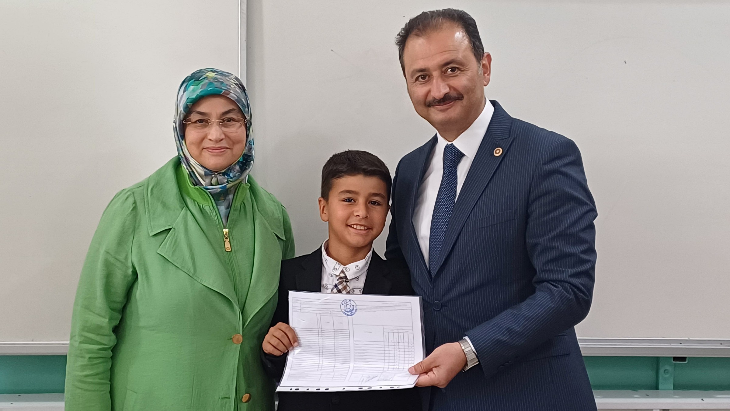 Vekil Aldemir Oğlunun Karnesini Kendi Elleriyle Verdi (31)
