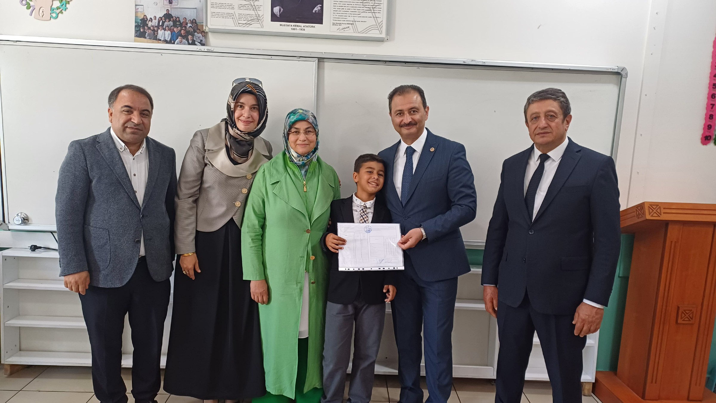 Vekil Aldemir Oğlunun Karnesini Kendi Elleriyle Verdi (33)
