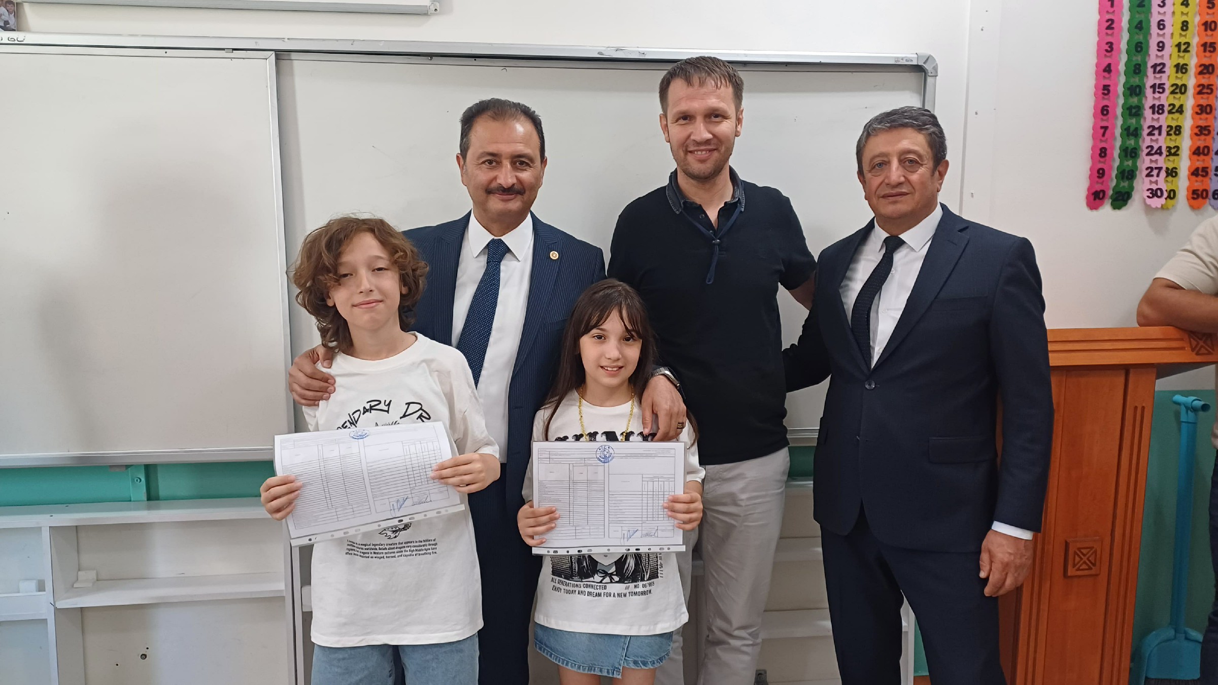Vekil Aldemir Oğlunun Karnesini Kendi Elleriyle Verdi (34)