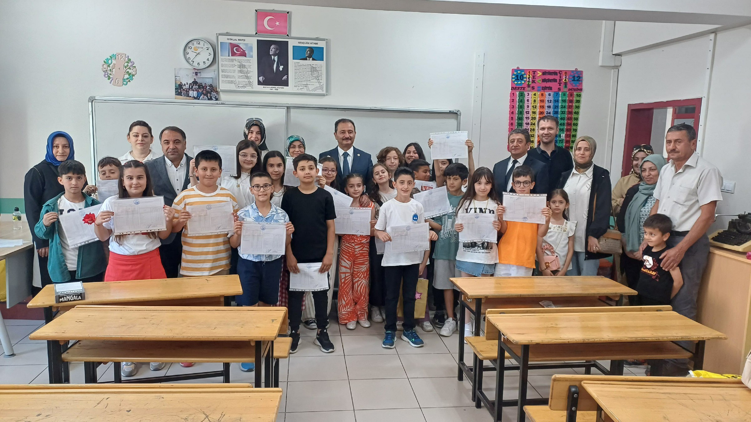 Vekil Aldemir Oğlunun Karnesini Kendi Elleriyle Verdi (35)