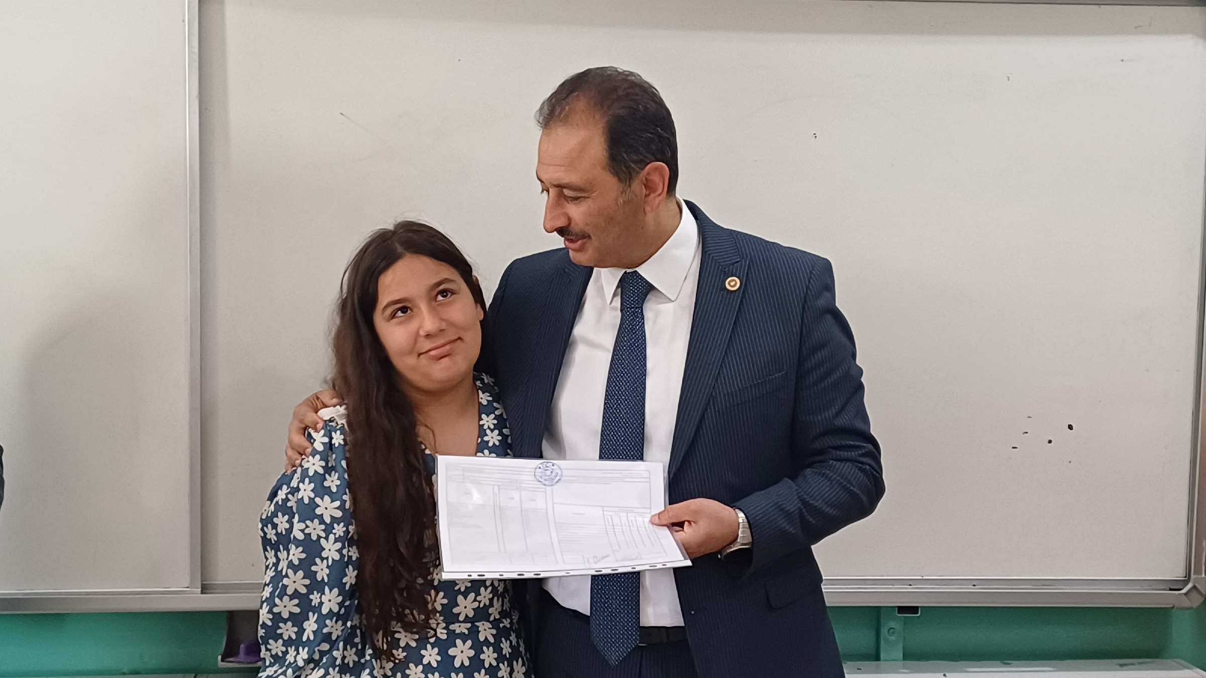 Vekil Aldemir Oğlunun Karnesini Kendi Elleriyle Verdi (36)