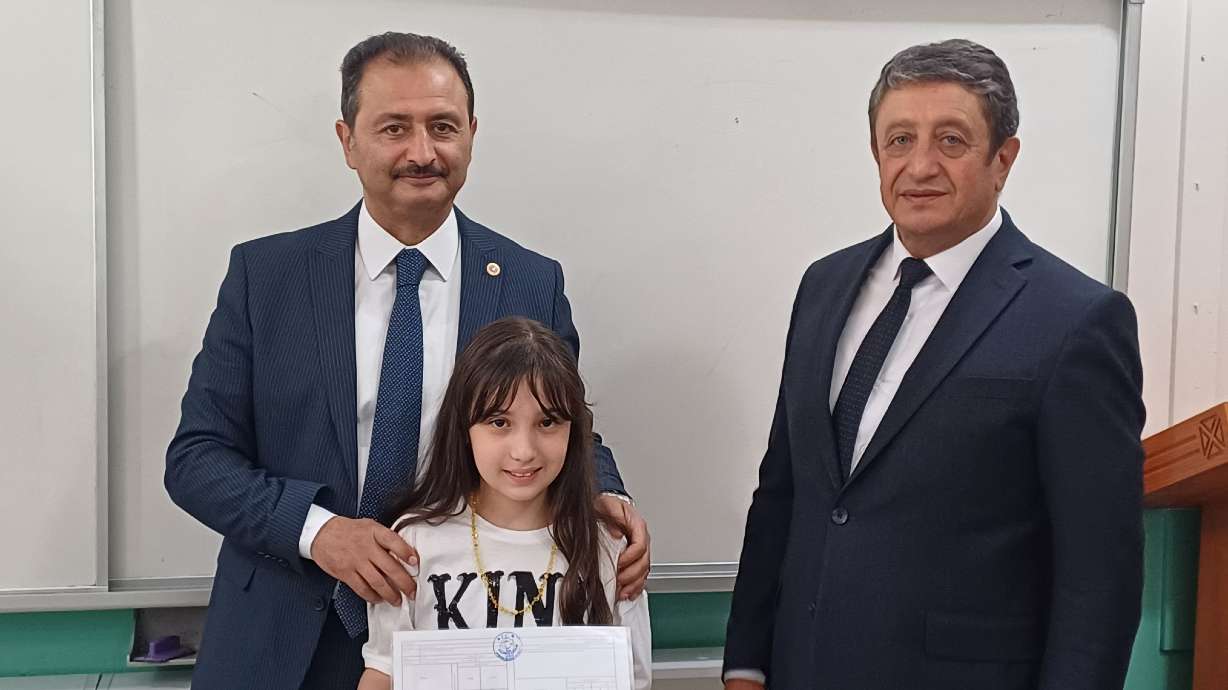 Vekil Aldemir Oğlunun Karnesini Kendi Elleriyle Verdi (37)