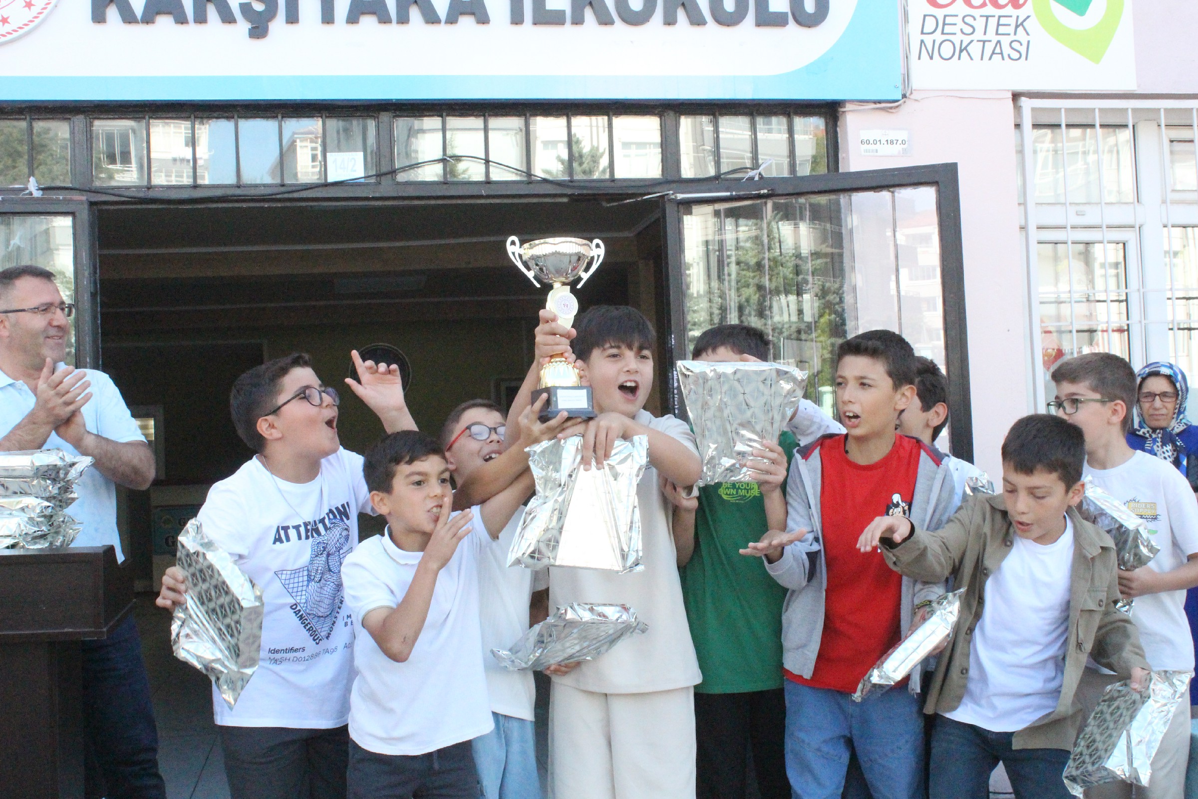 Vekil Aldemir Oğlunun Karnesini Kendi Elleriyle Verdi (5)