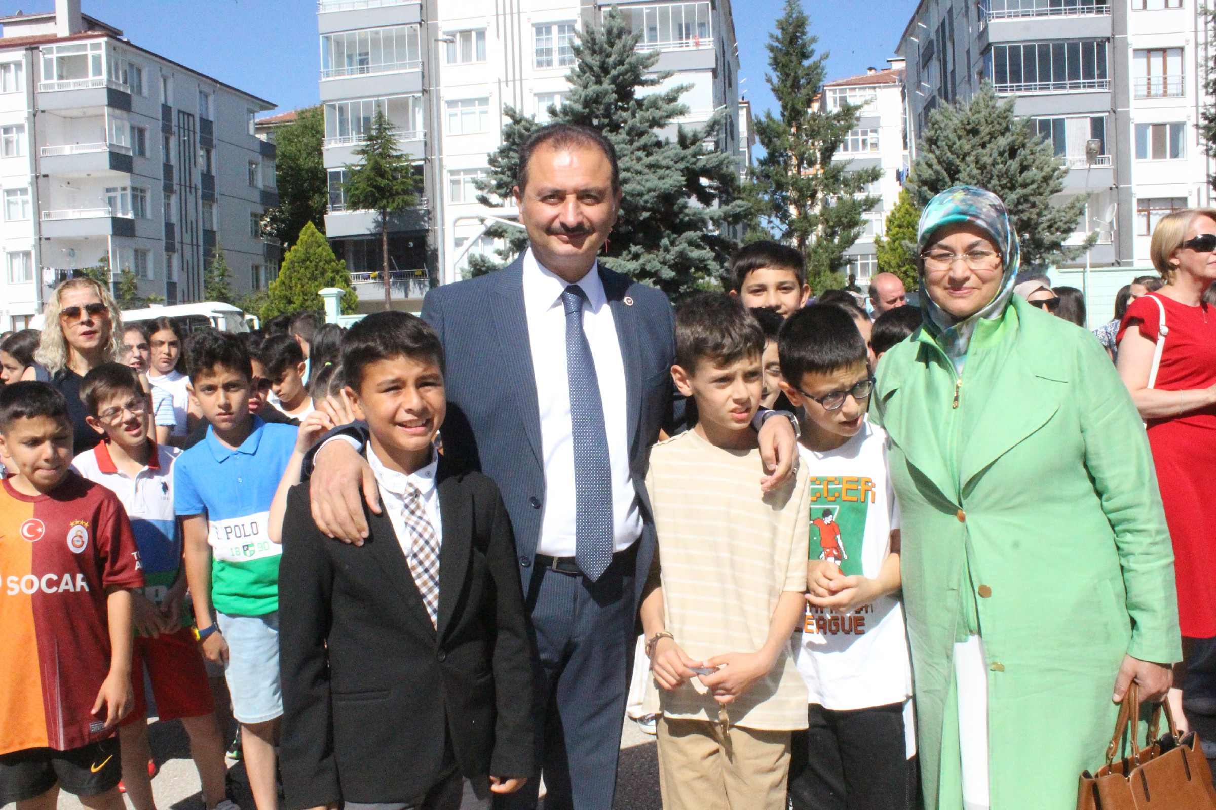 Vekil Aldemir Oğlunun Karnesini Kendi Elleriyle Verdi (7)