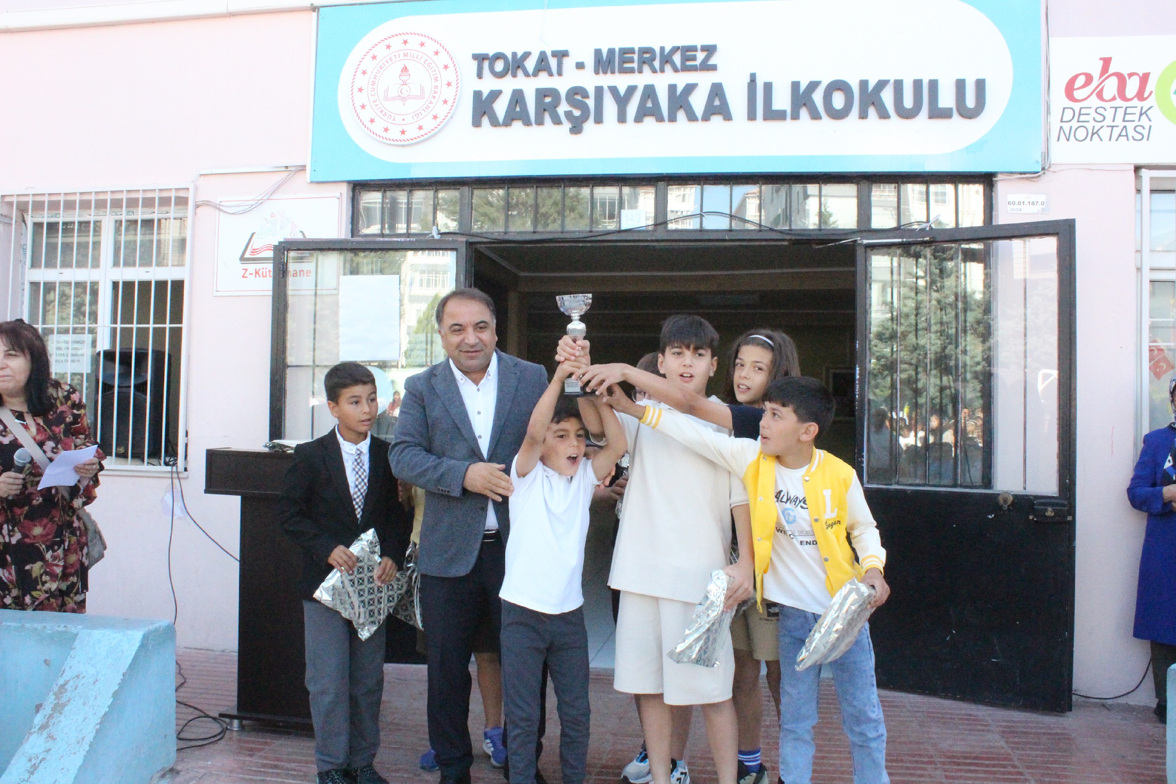 Vekil Aldemir Oğlunun Karnesini Kendi Elleriyle Verdi (8)