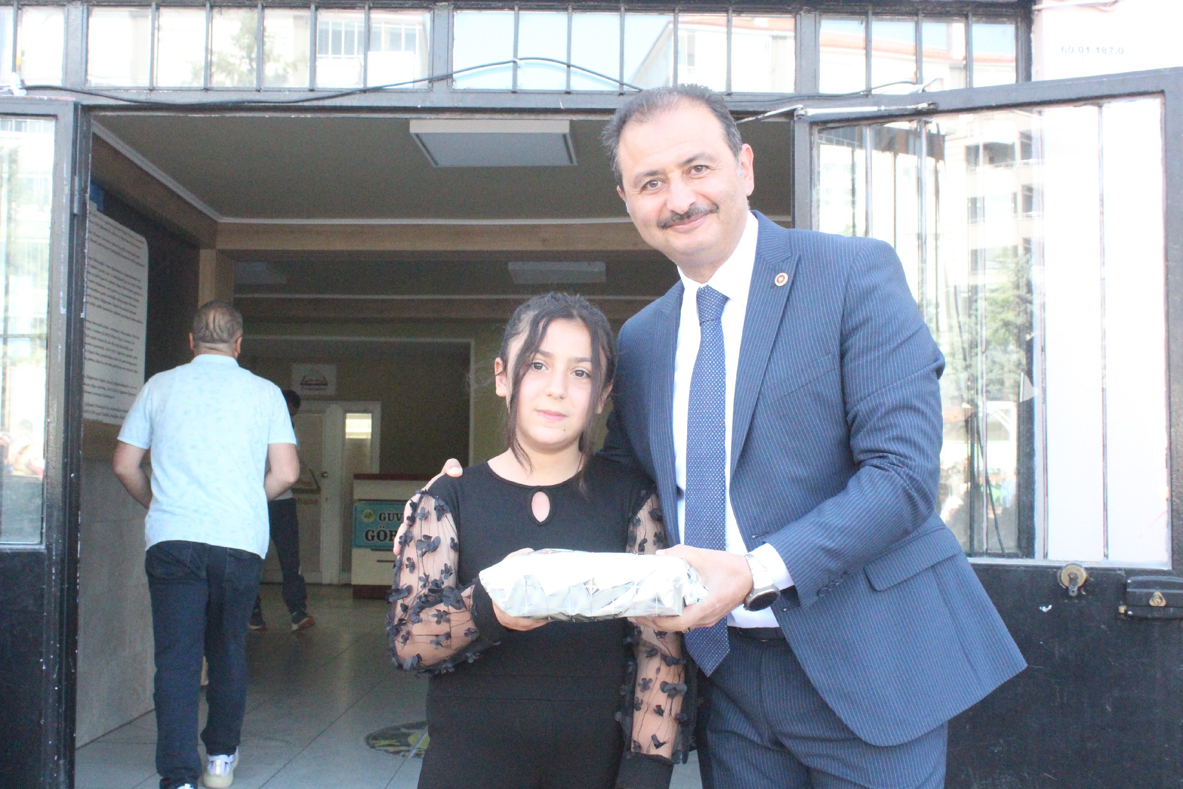Vekil Aldemir Oğlunun Karnesini Kendi Elleriyle Verdi (9)