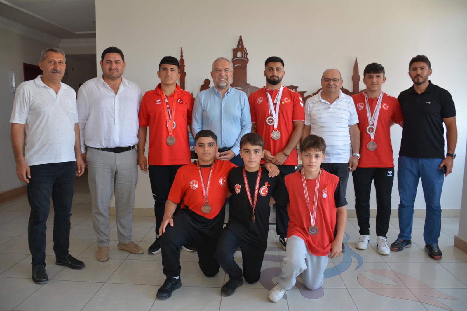 Başkan Sargın, Zile’nin Başarılı Pehlivanlarını Ödüllendirdi (10)