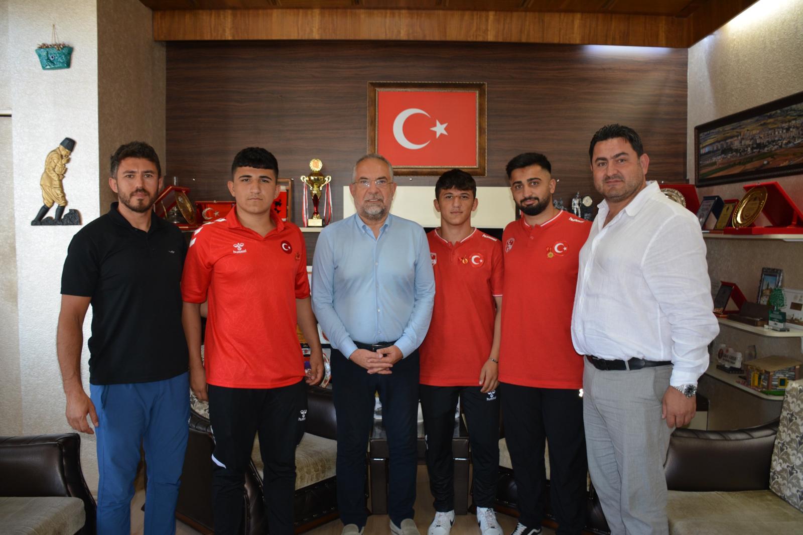 Başkan Sargın, Zile’nin Başarılı Pehlivanlarını Ödüllendirdi (2)