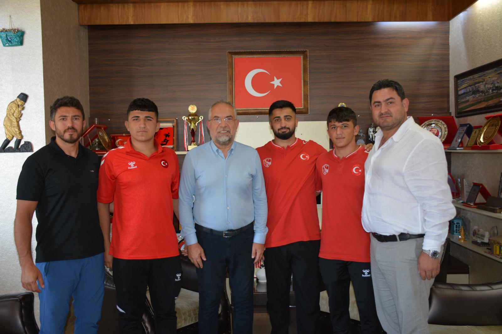 Başkan Sargın, Zile’nin Başarılı Pehlivanlarını Ödüllendirdi (3)