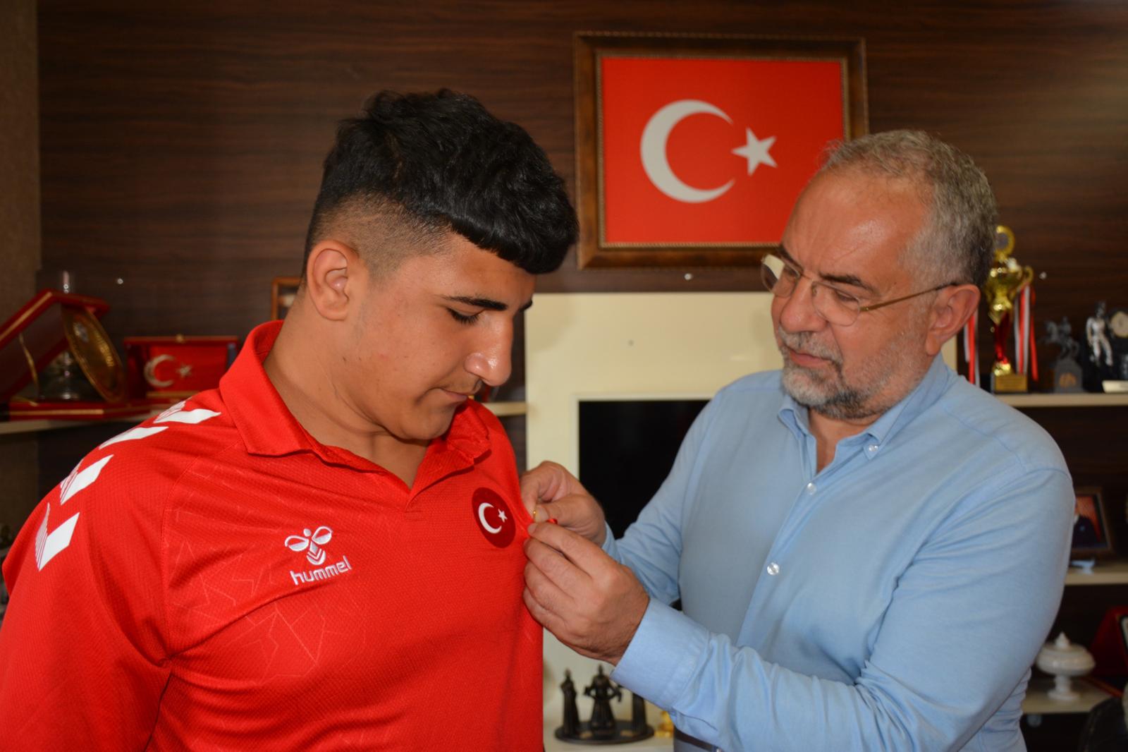 Başkan Sargın, Zile’nin Başarılı Pehlivanlarını Ödüllendirdi (5)