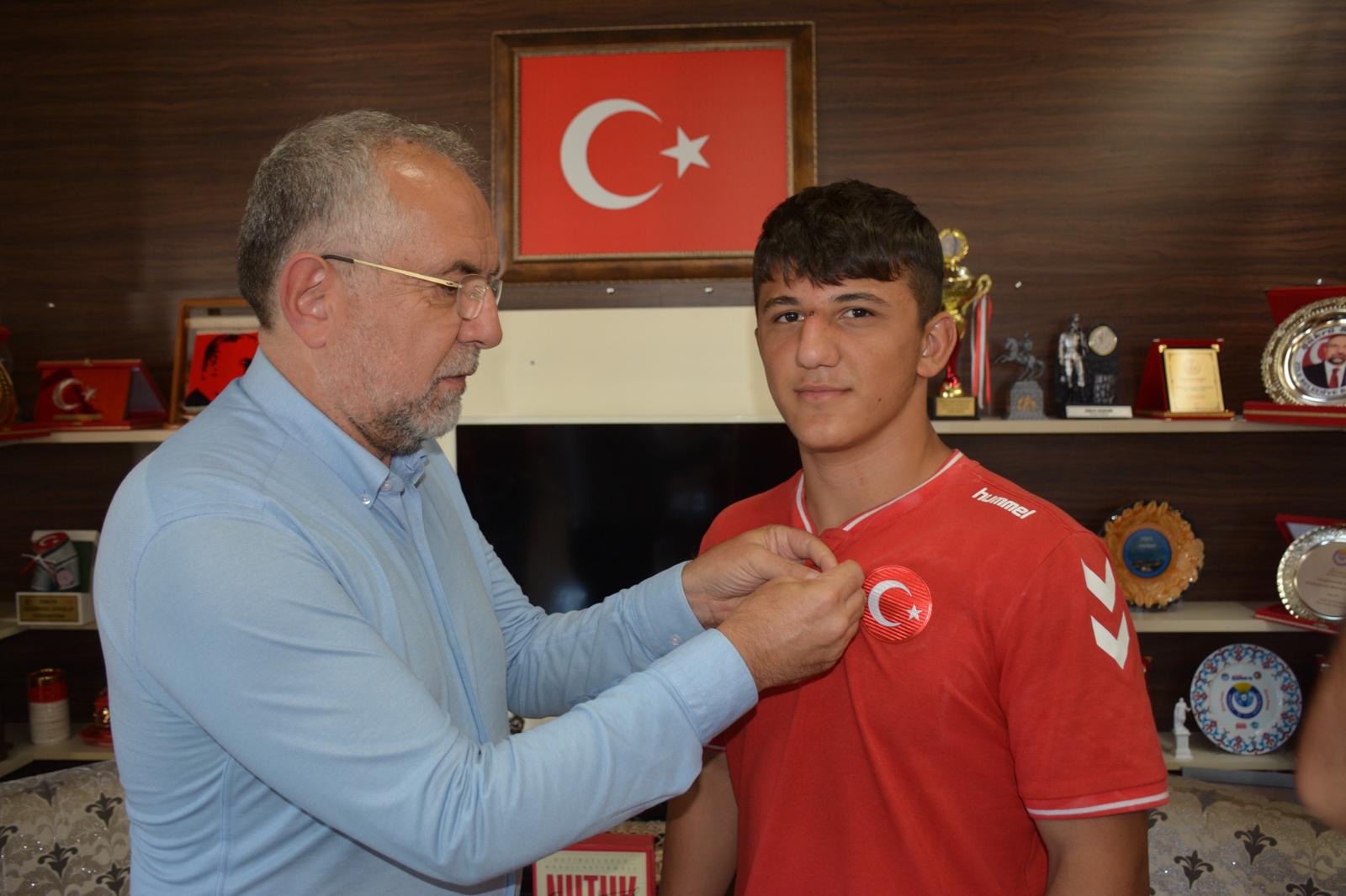 Başkan Sargın, Zile’nin Başarılı Pehlivanlarını Ödüllendirdi (6)