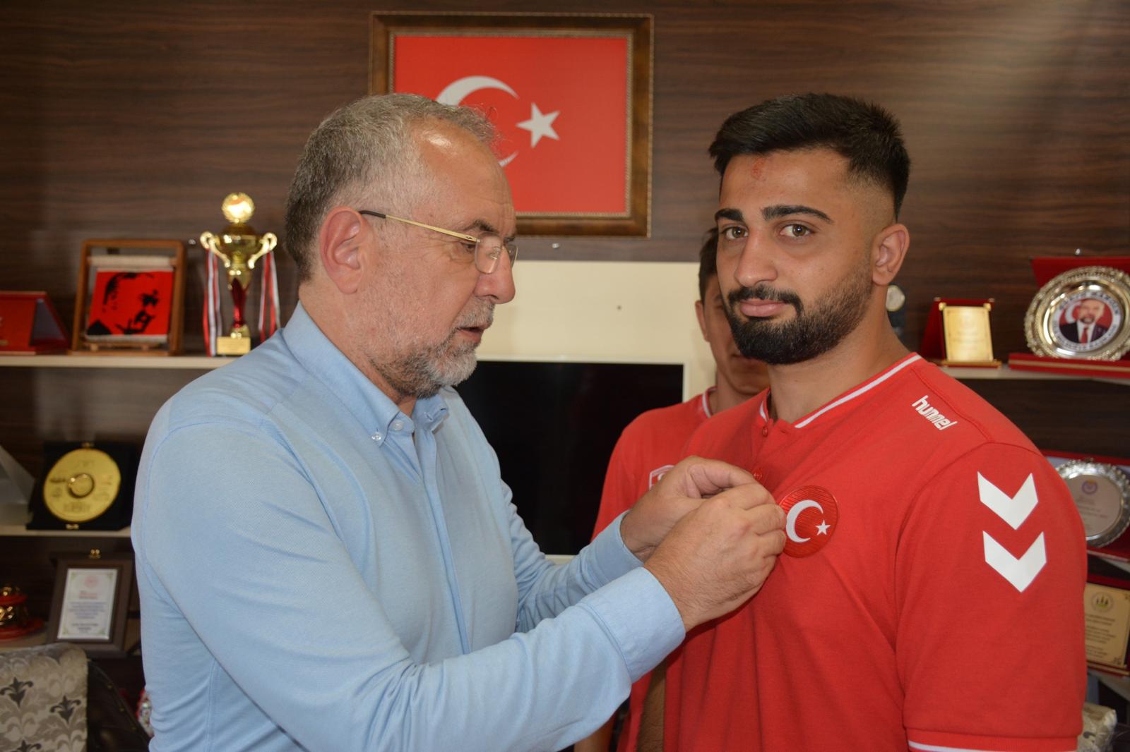 Başkan Sargın, Zile’nin Başarılı Pehlivanlarını Ödüllendirdi (8)