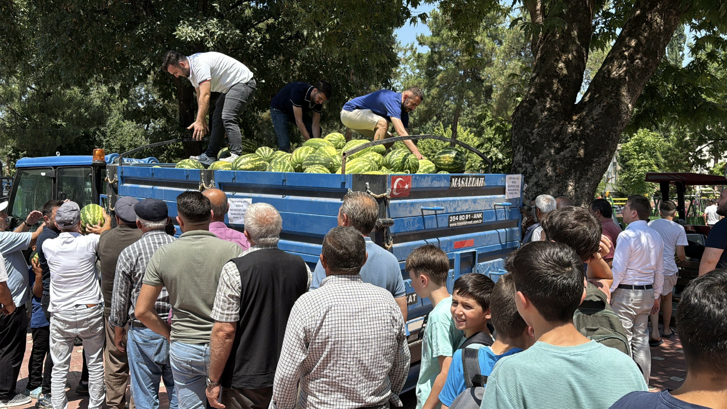 Erbaa'da Dedesinin Ruhu İçin 10 Ton Karpuz Dağıtıldı (1)