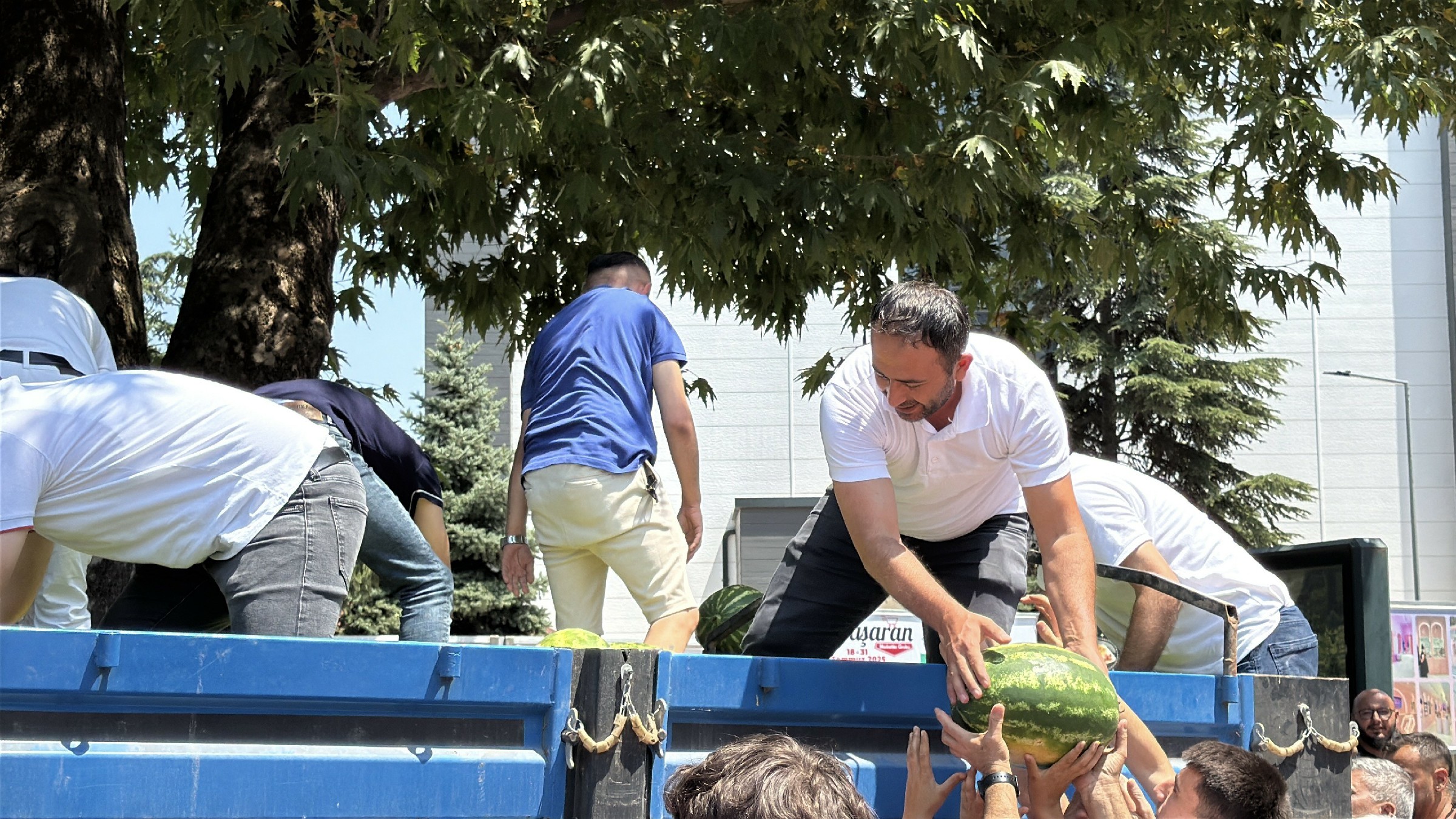 Erbaa'da Dedesinin Ruhu İçin 10 Ton Karpuz Dağıtıldı (2)