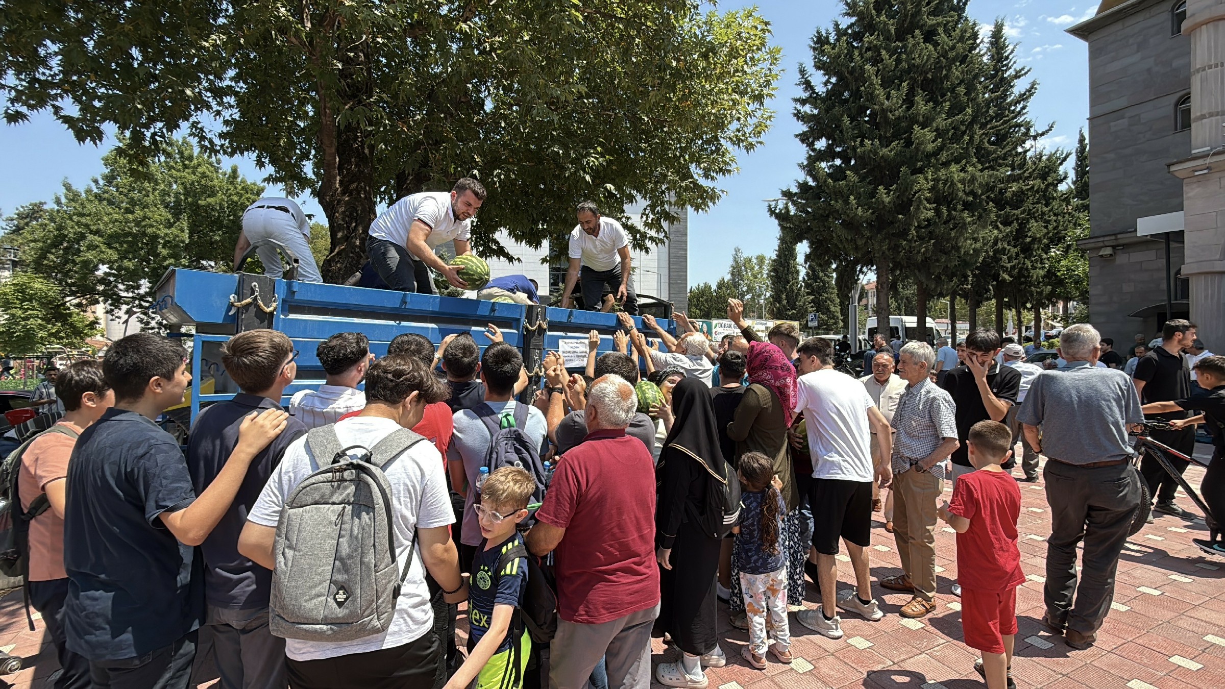 Erbaa'da Dedesinin Ruhu İçin 10 Ton Karpuz Dağıtıldı (3)