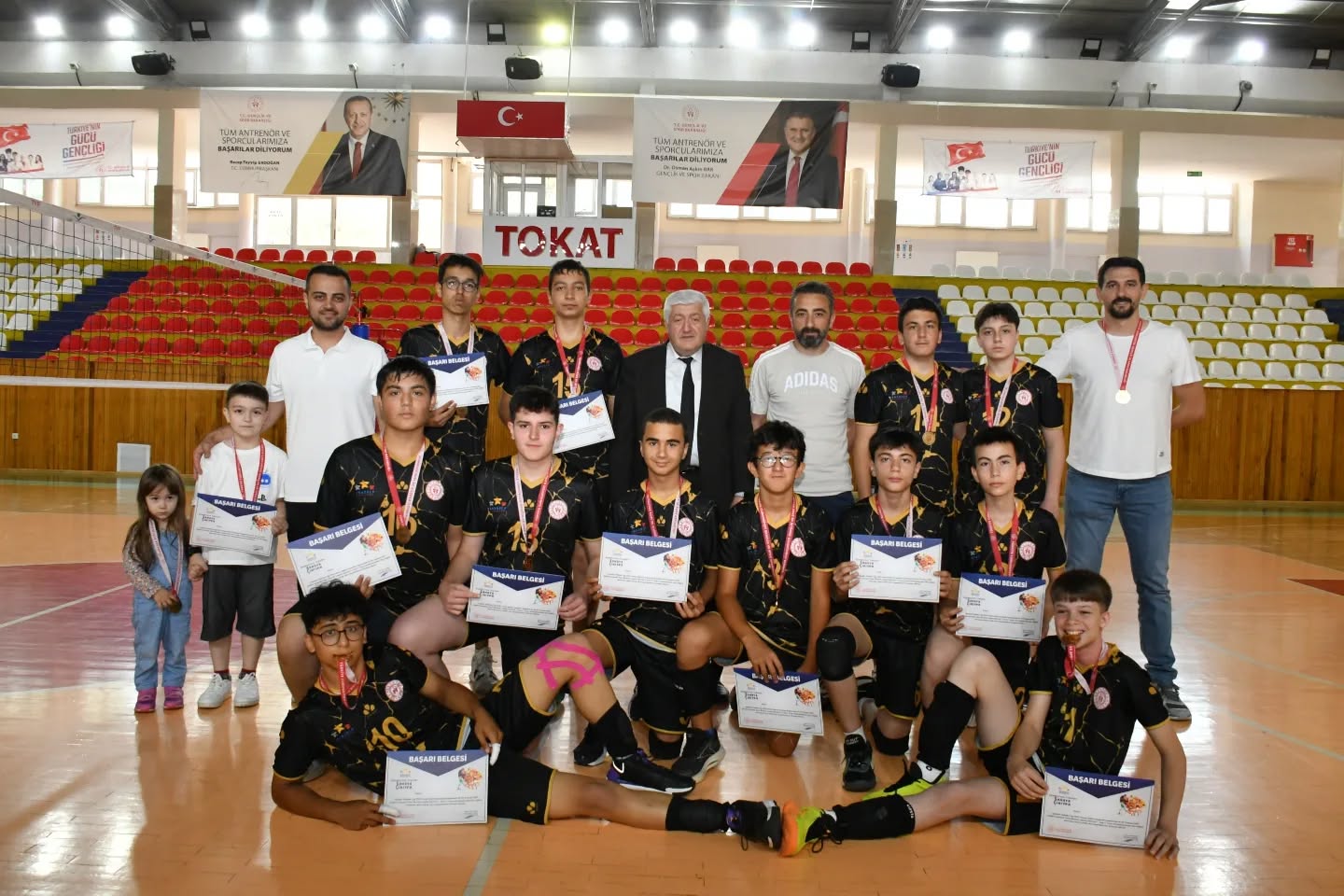 Voleybol'da Yarı Finalistler Belirlendi (2)