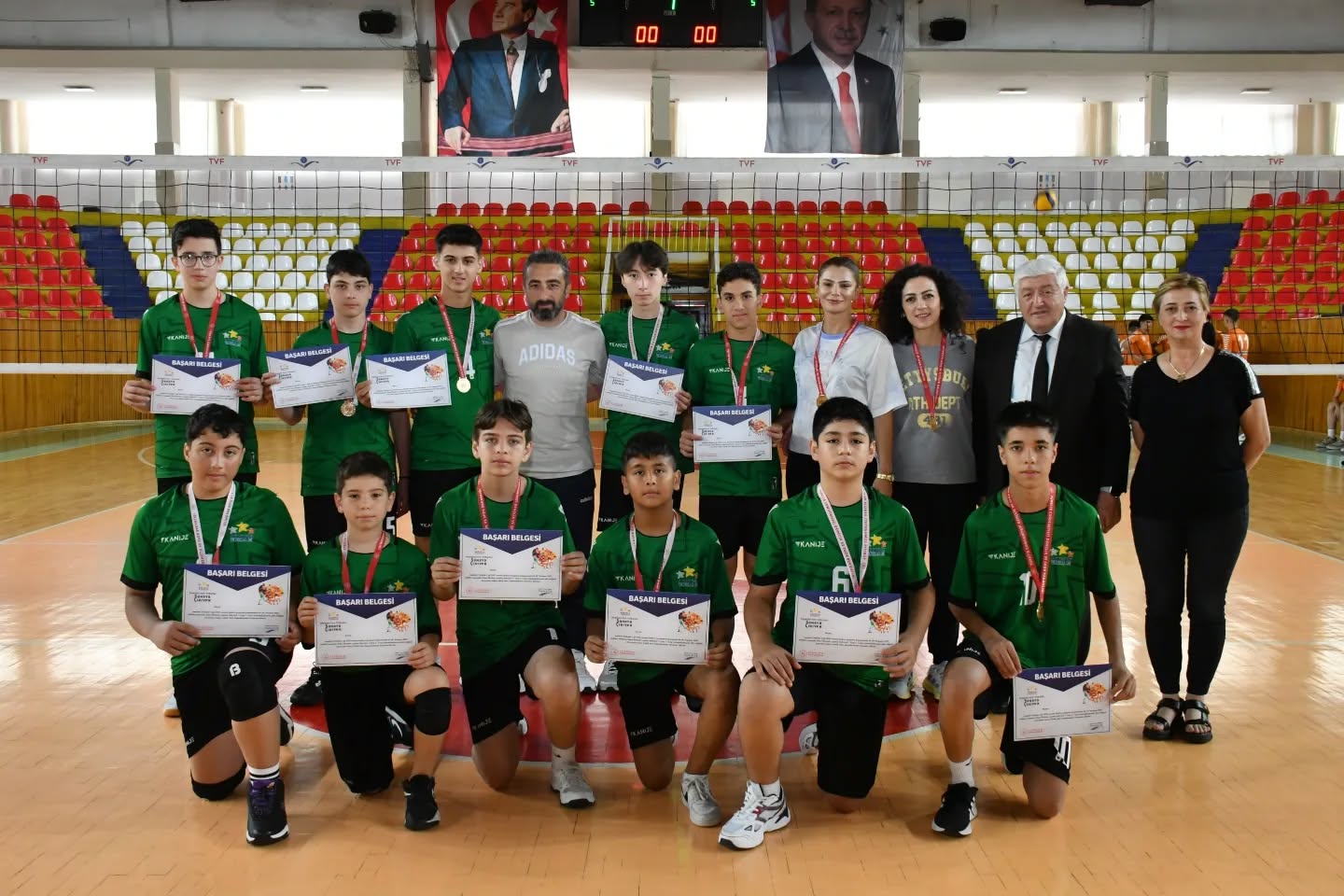 Voleybol'da Yarı Finalistler Belirlendi (8)