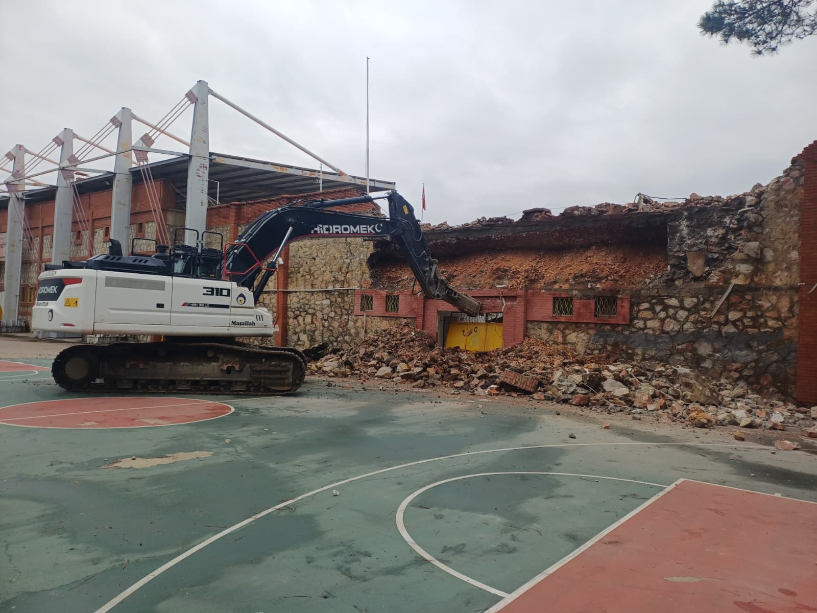 Gaziosmanpaşa Stadyumu’nda Yıkım Başladı (3)