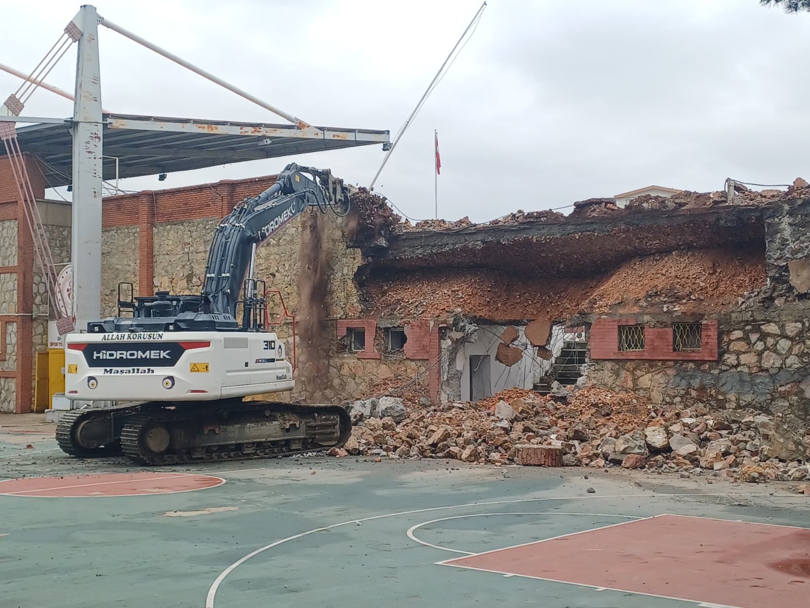 Gaziosmanpaşa Stadyumu’nda Yıkım Başladı (7)