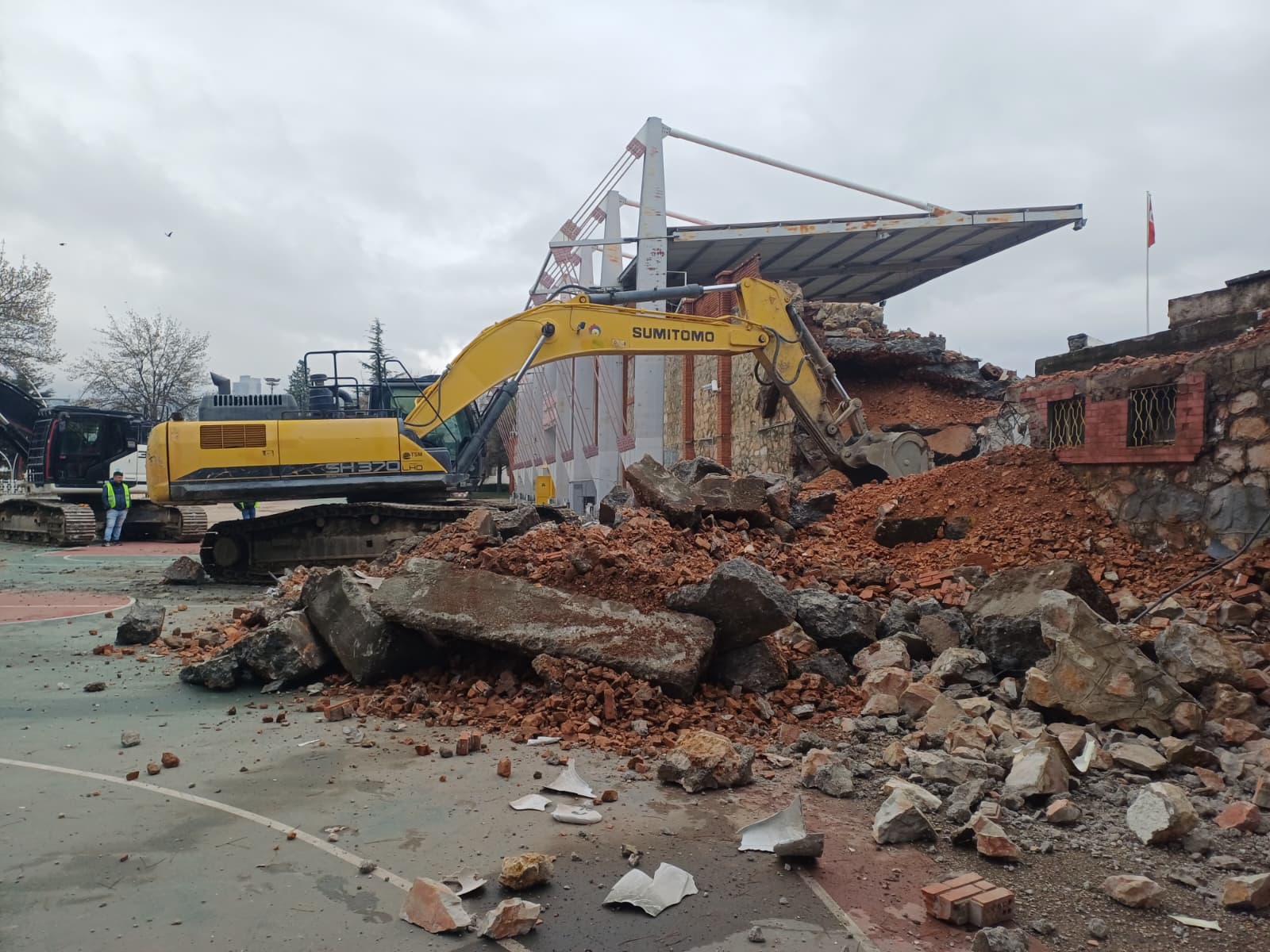 Gaziosmanpaşa Stadyumu’nda Yıkım Başladı (9)