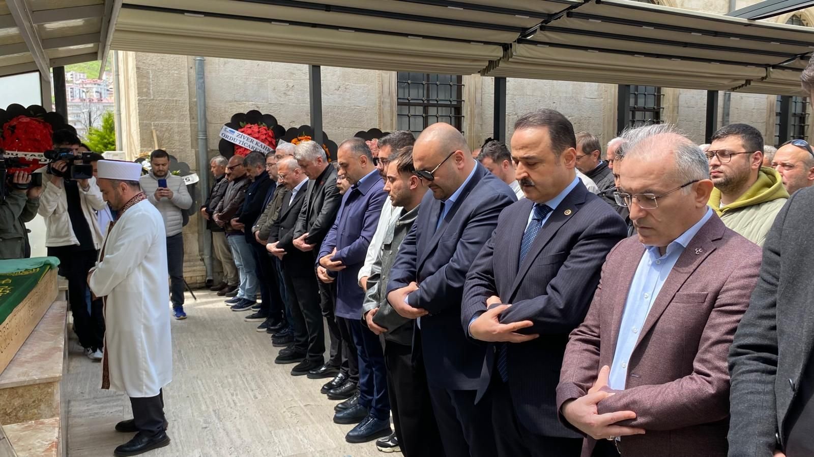 Gazeteci Erdoğan Erişen’in Annesi Son Yolculuğuna Uğurlandı