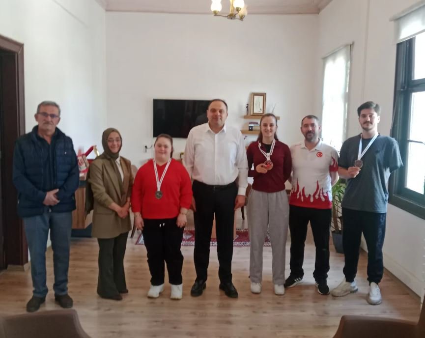 Şampiyon Sporculardan Kaymakam Demir’e Ziyaret