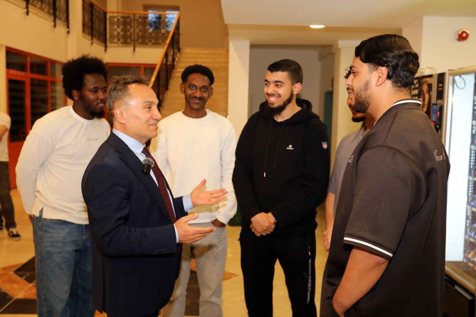 Togü Rektörü’nden Kütüphanede Ders Çalışanlara Çorba İkramı (1)