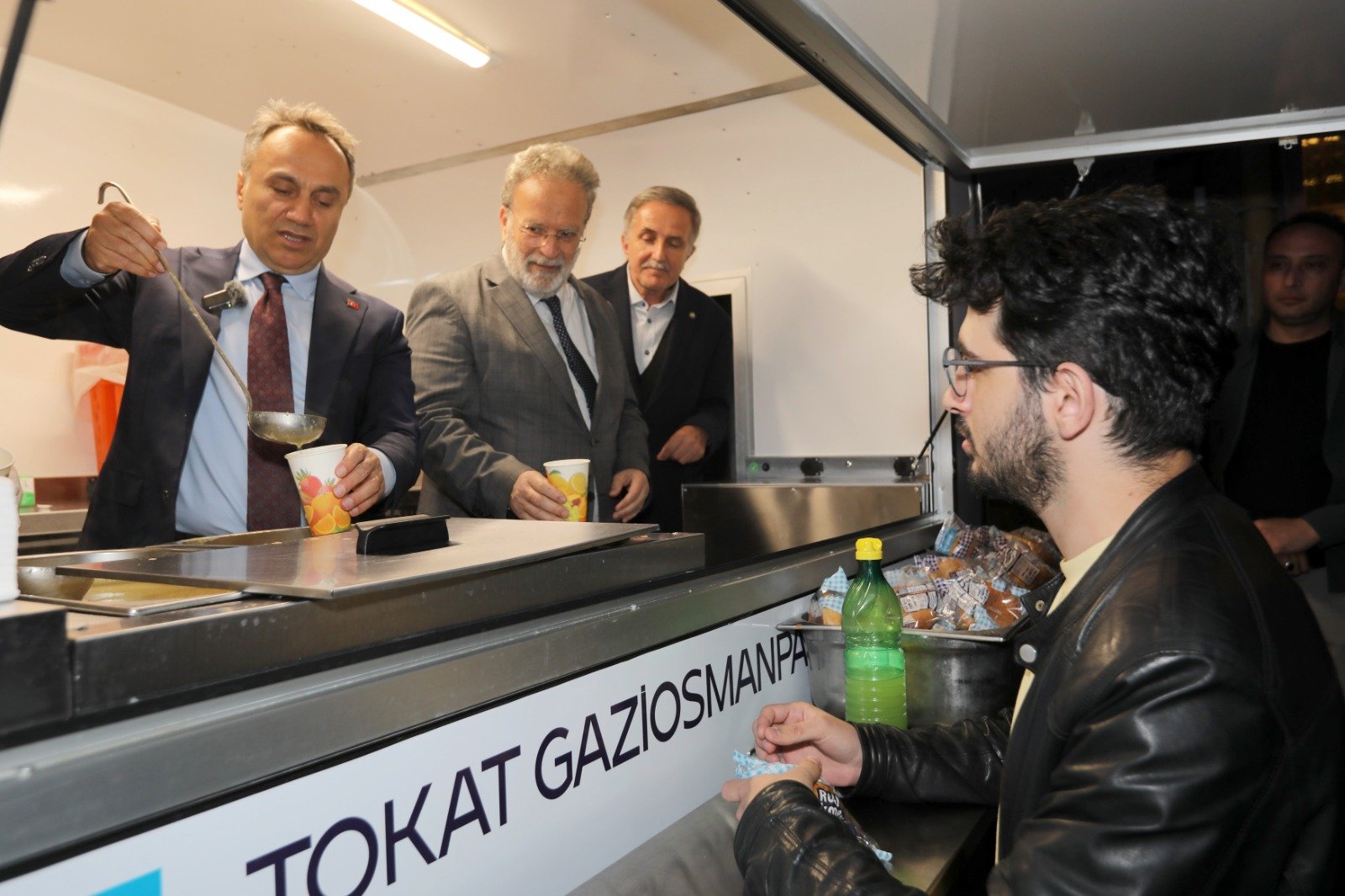 Togü Rektörü’nden Kütüphanede Ders Çalışanlara Çorba İkramı (2)