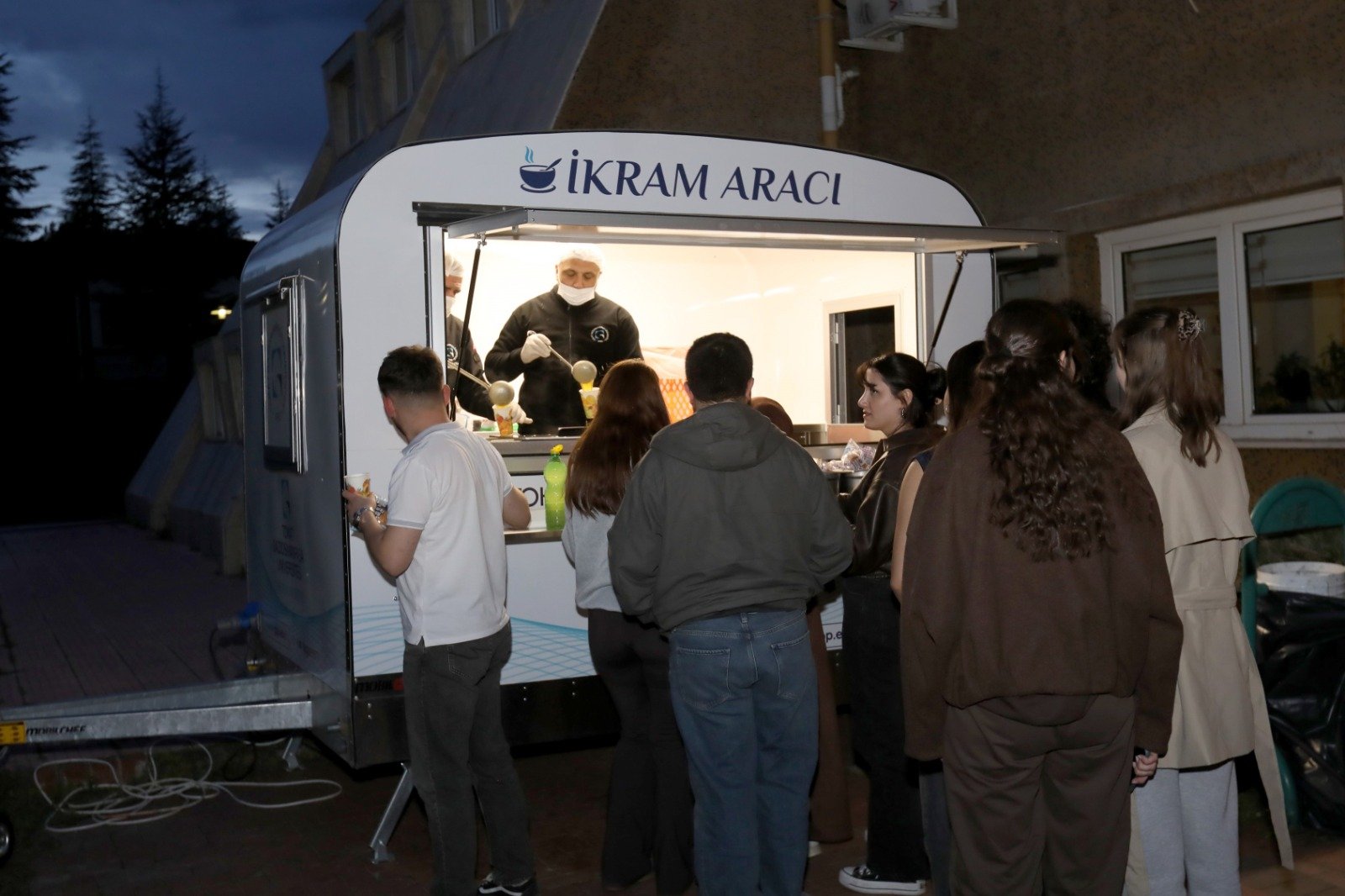 Togü Rektörü’nden Kütüphanede Ders Çalışanlara Çorba İkramı (5)