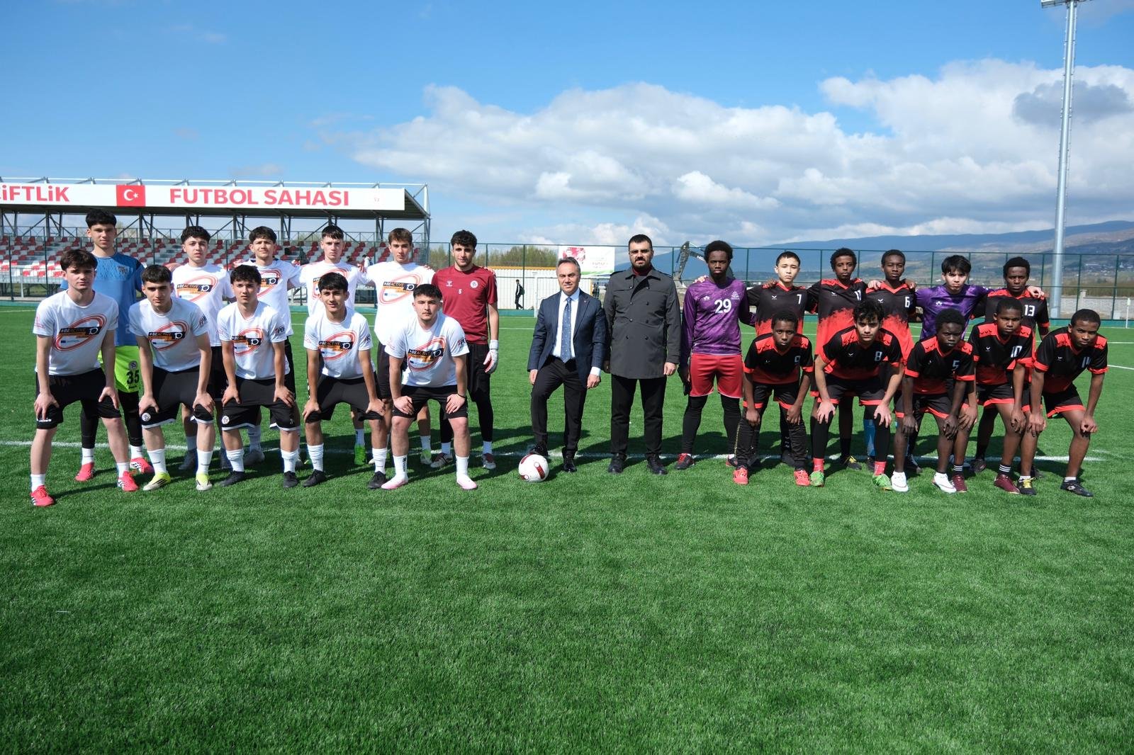 Liseler Arası Futbol Turnuvası Anlamlı Bir Açılışla Başladı