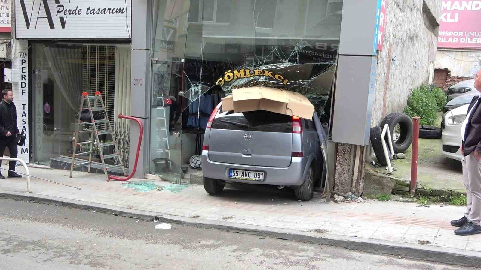 Samsun'da terzi dükkanına otomobil girdi