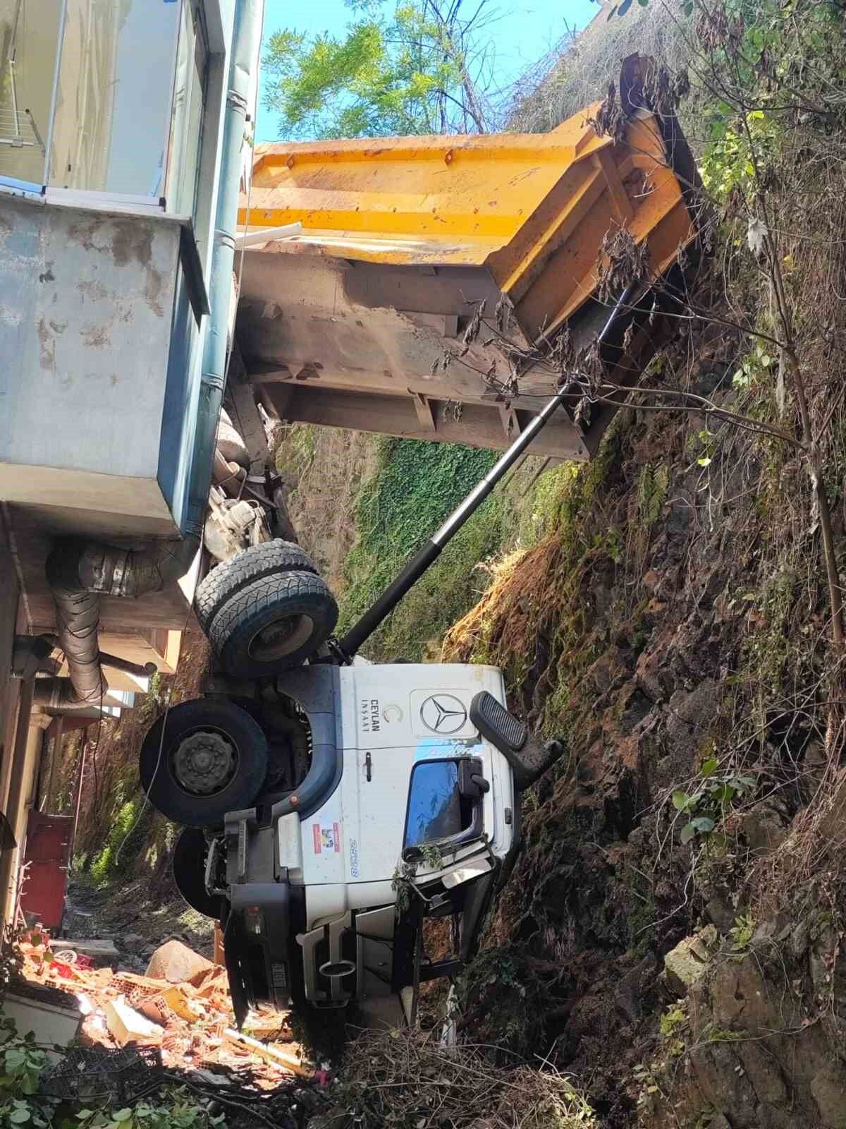 Freni boşalan kamyon apartman ile duvar arasına girdi: 2 daire zarar gördü