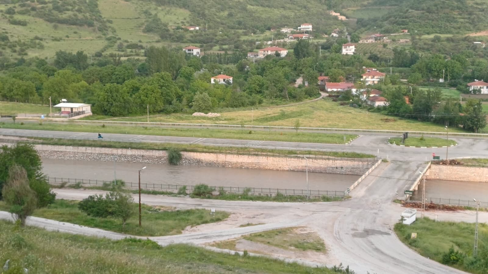 Doğukent’te Kaza Geliyorum Diyor! Toki̇ Köprüsü Acil Işıklandırma Bekliyor (2)