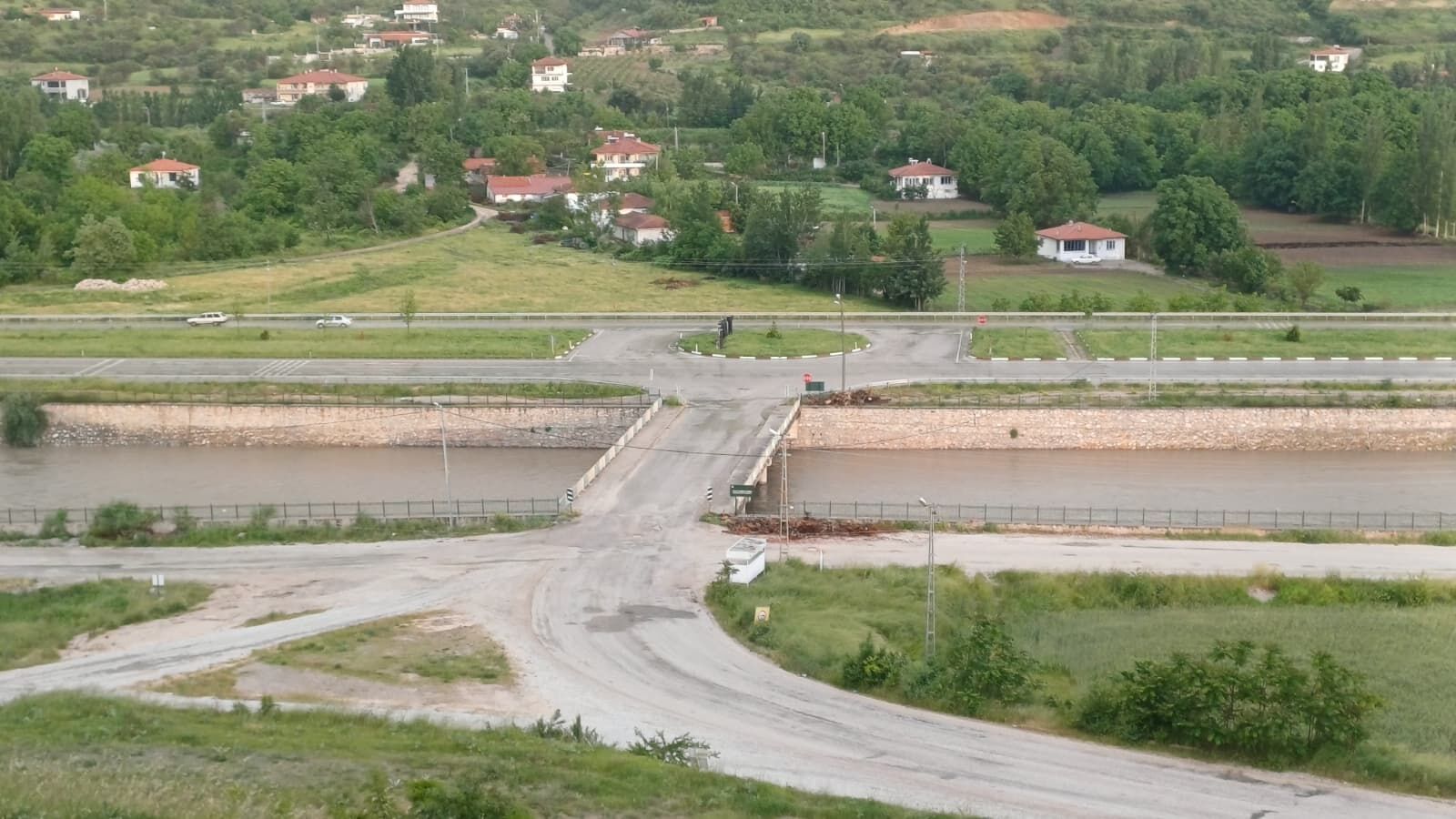 Doğukent’te Kaza Geliyorum Diyor! Toki̇ Köprüsü Acil Işıklandırma Bekliyor (3)