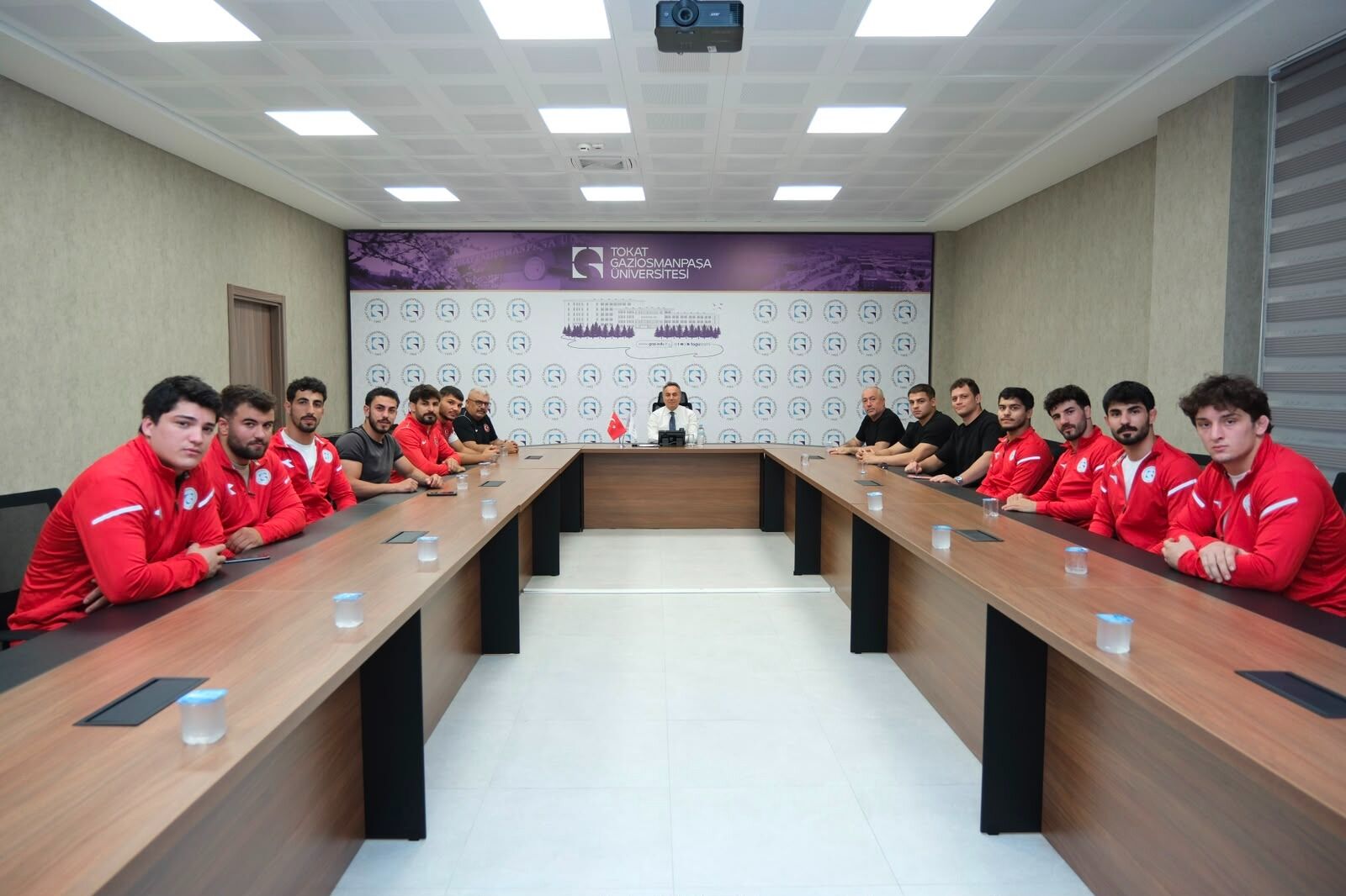 Şampiyon Sporculardan Rektör Yılmaz’a Anlamlı Ziyaret (1)