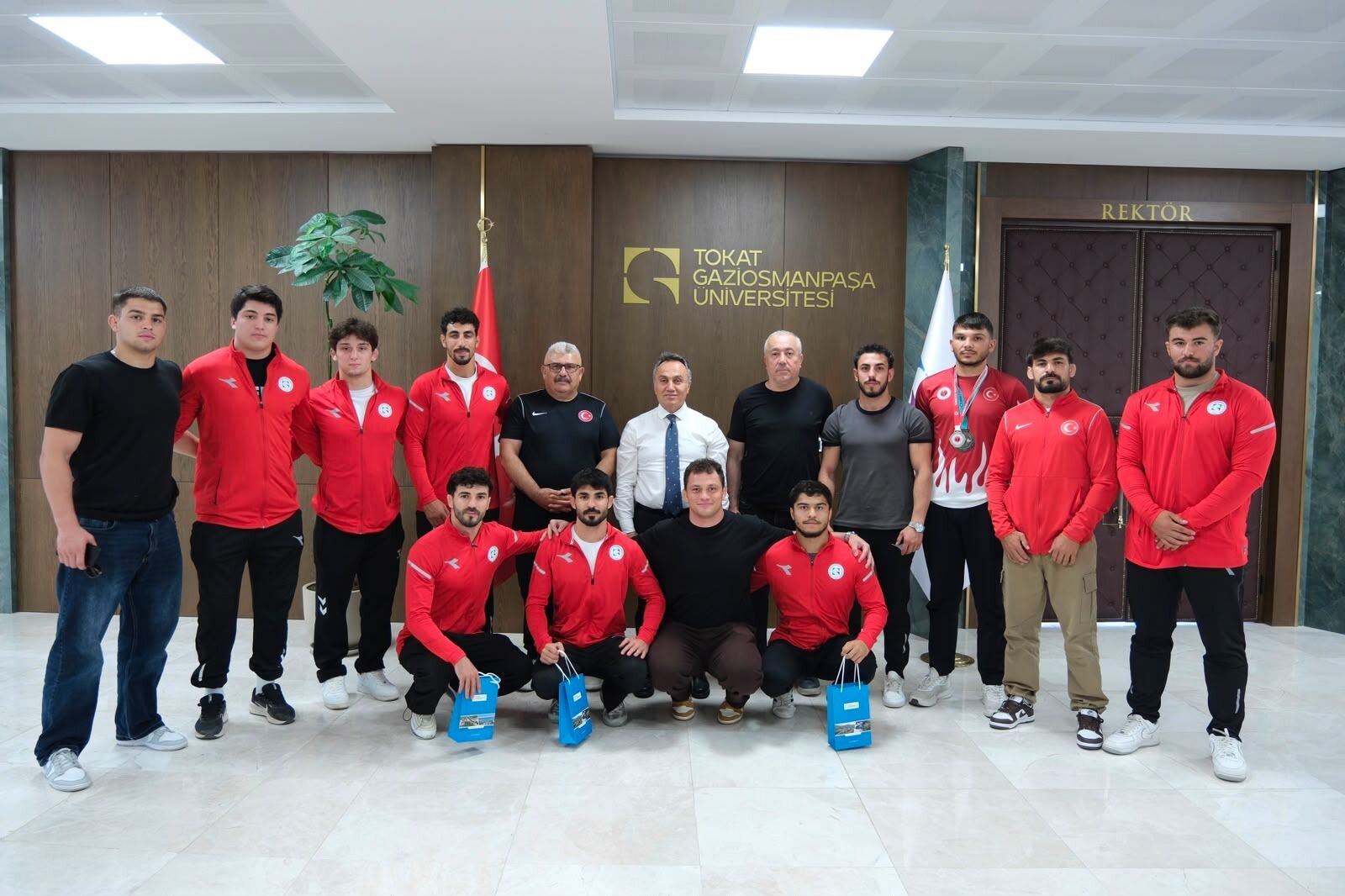 Şampiyon Sporculardan Rektör Yılmaz’a Anlamlı Ziyaret (7)