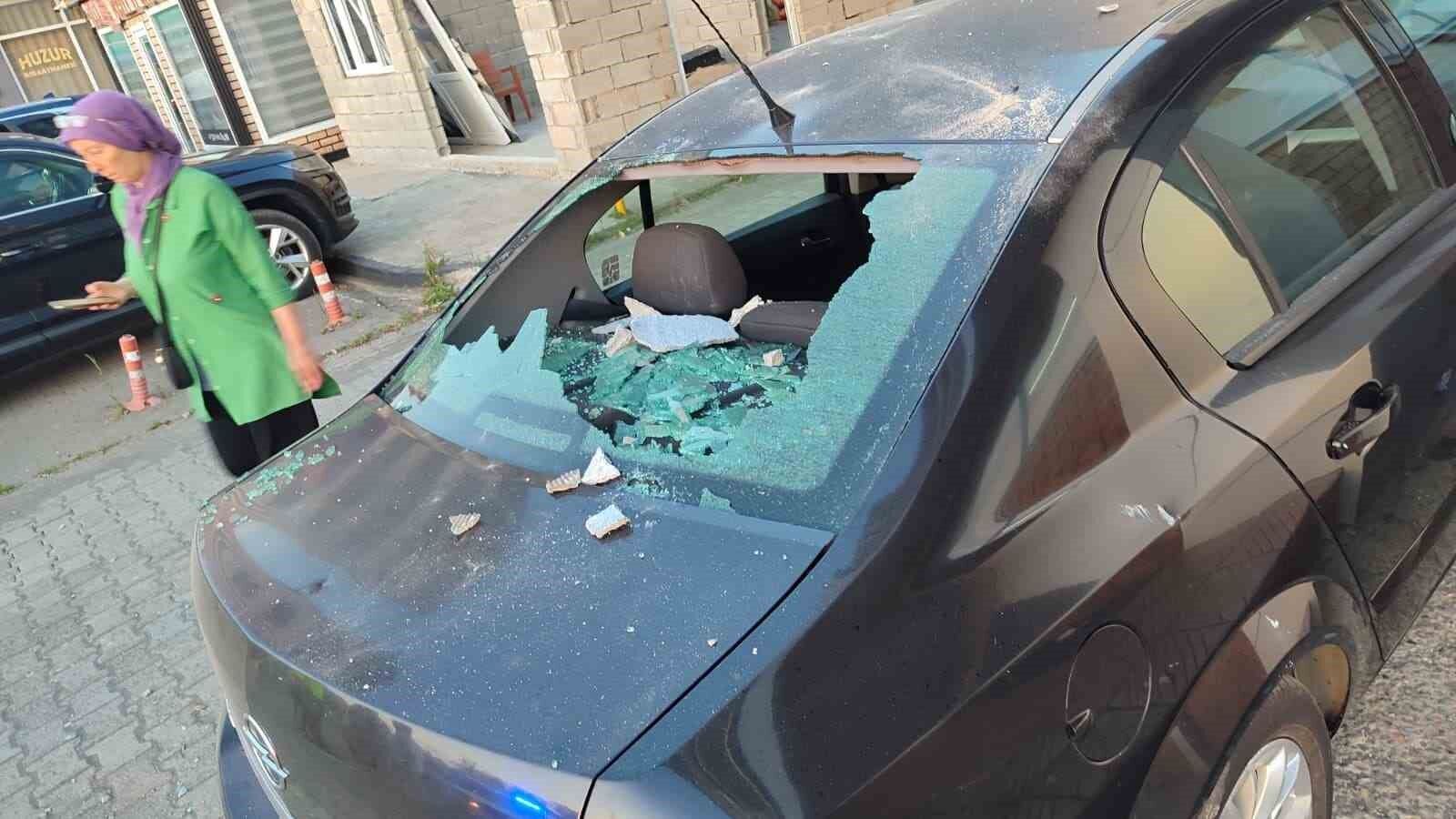 Apartmanın 5. kat balkonundan kopan beton parçaları park halindeki otomobilin üstüne düştü