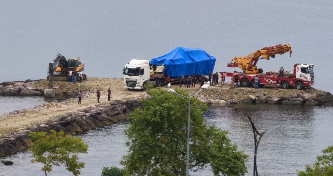 Giresun'da kayalıklara çıkan Sahil Güvenlik botu olay yerinden kaldırıldı