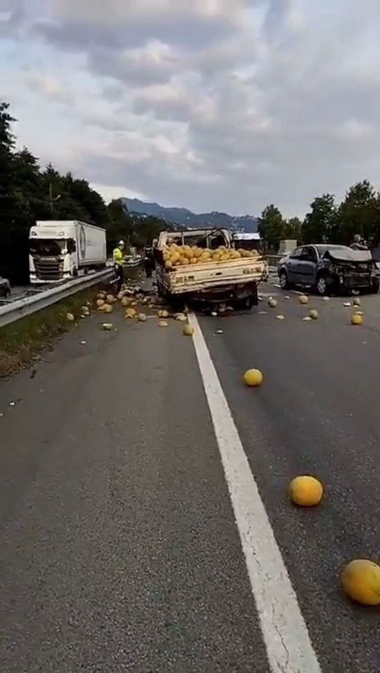 Kavun yüklü kamyonet ile otomobil çarpıştı: 3 yaralı