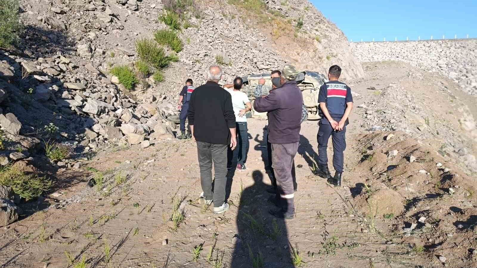 Otomobil şarampole yuvarlandı: Aynı aileden 3 kişi hayatını kaybetti