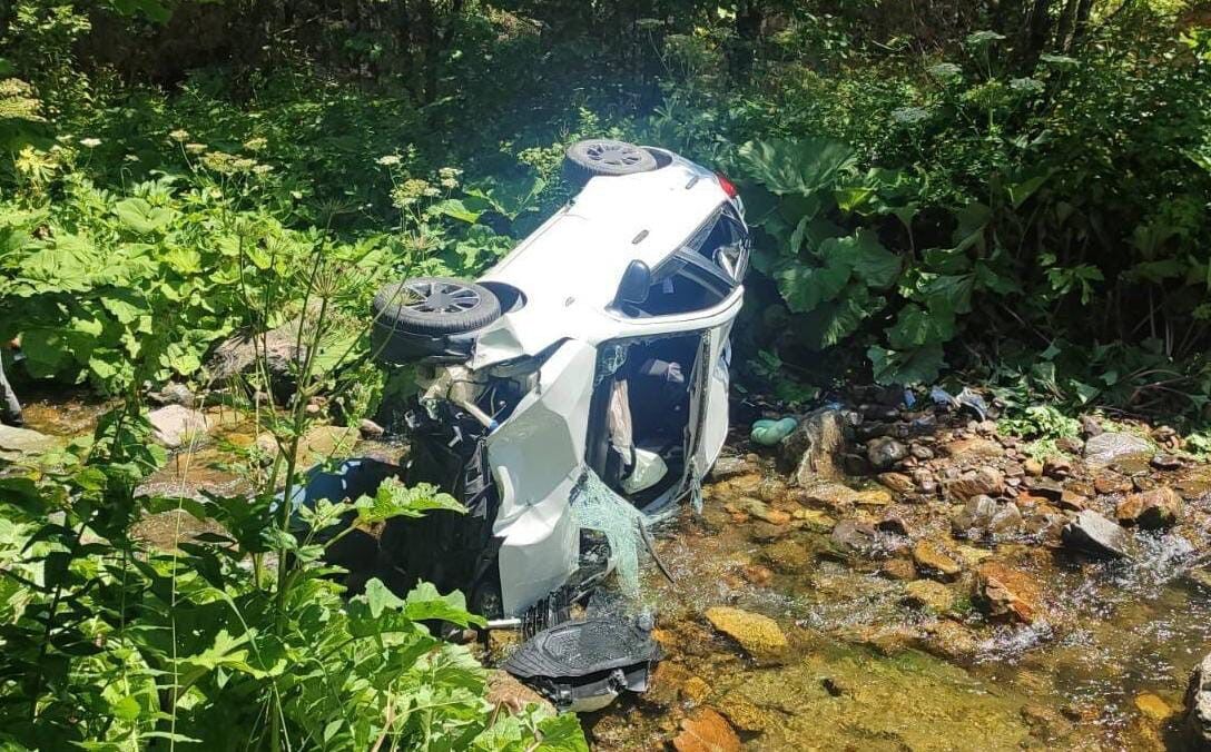 Giresun'da otomobil dereye devrildi: 6 yaralı