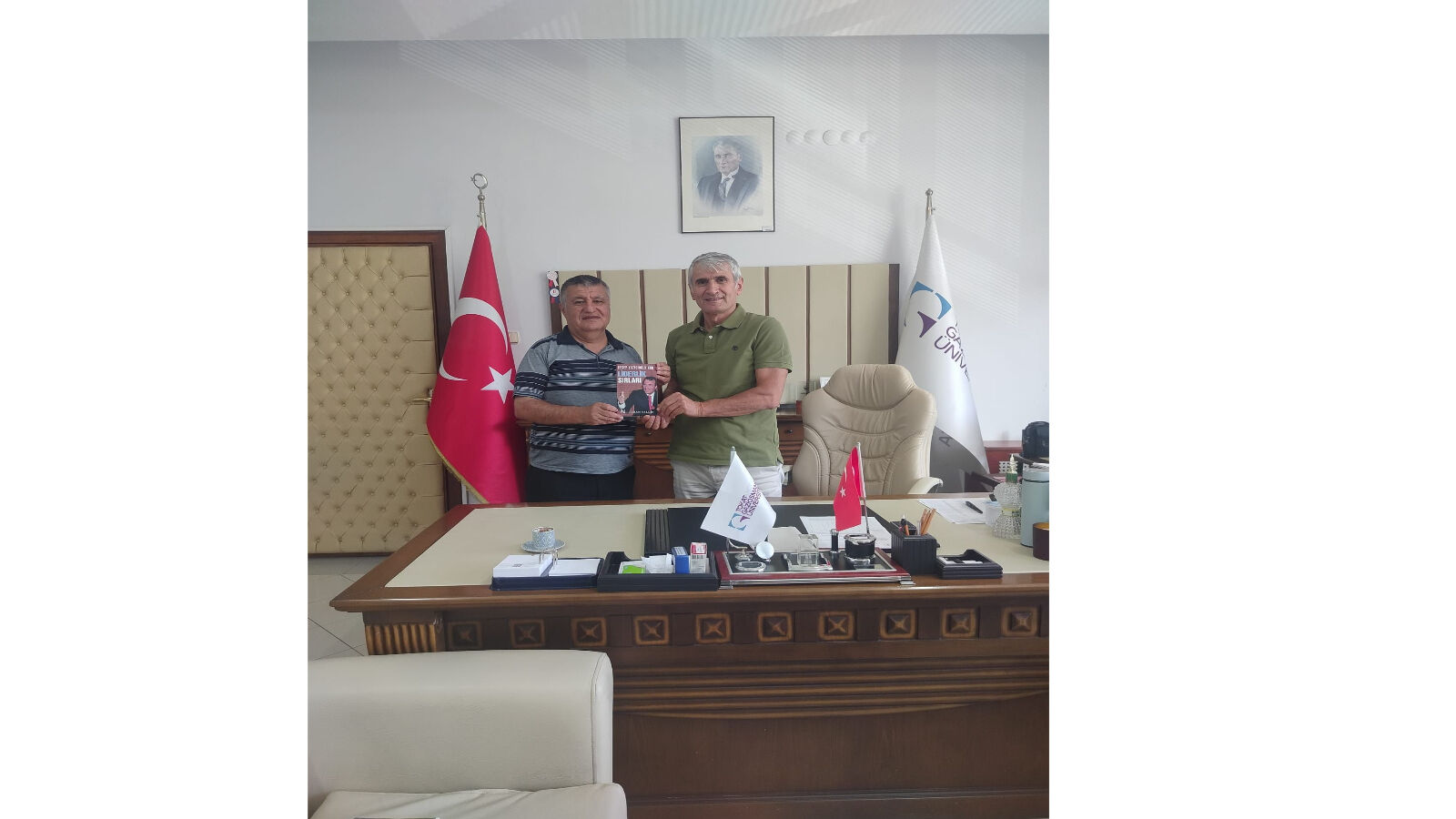 İşitme Engelli Yazar Turan Yalçın'dan Dekan Prof. Dr. Yayar'a Kitap Hediyesi