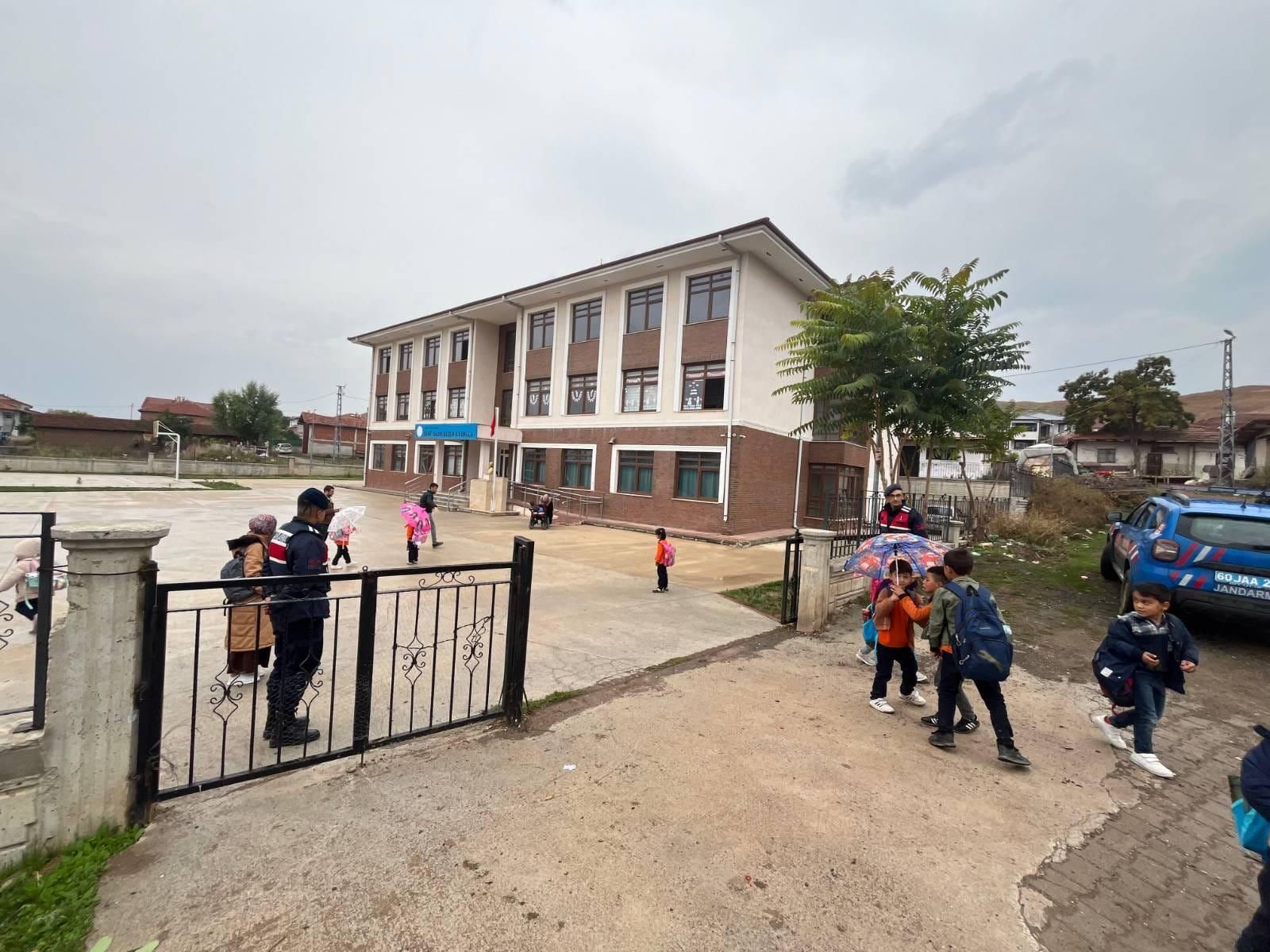 Tokat'ta Jandarmadan Okullarda Güvenlik Tedbiri! Devriyeler Ve Servis Denetimleri Artırıldı (10)