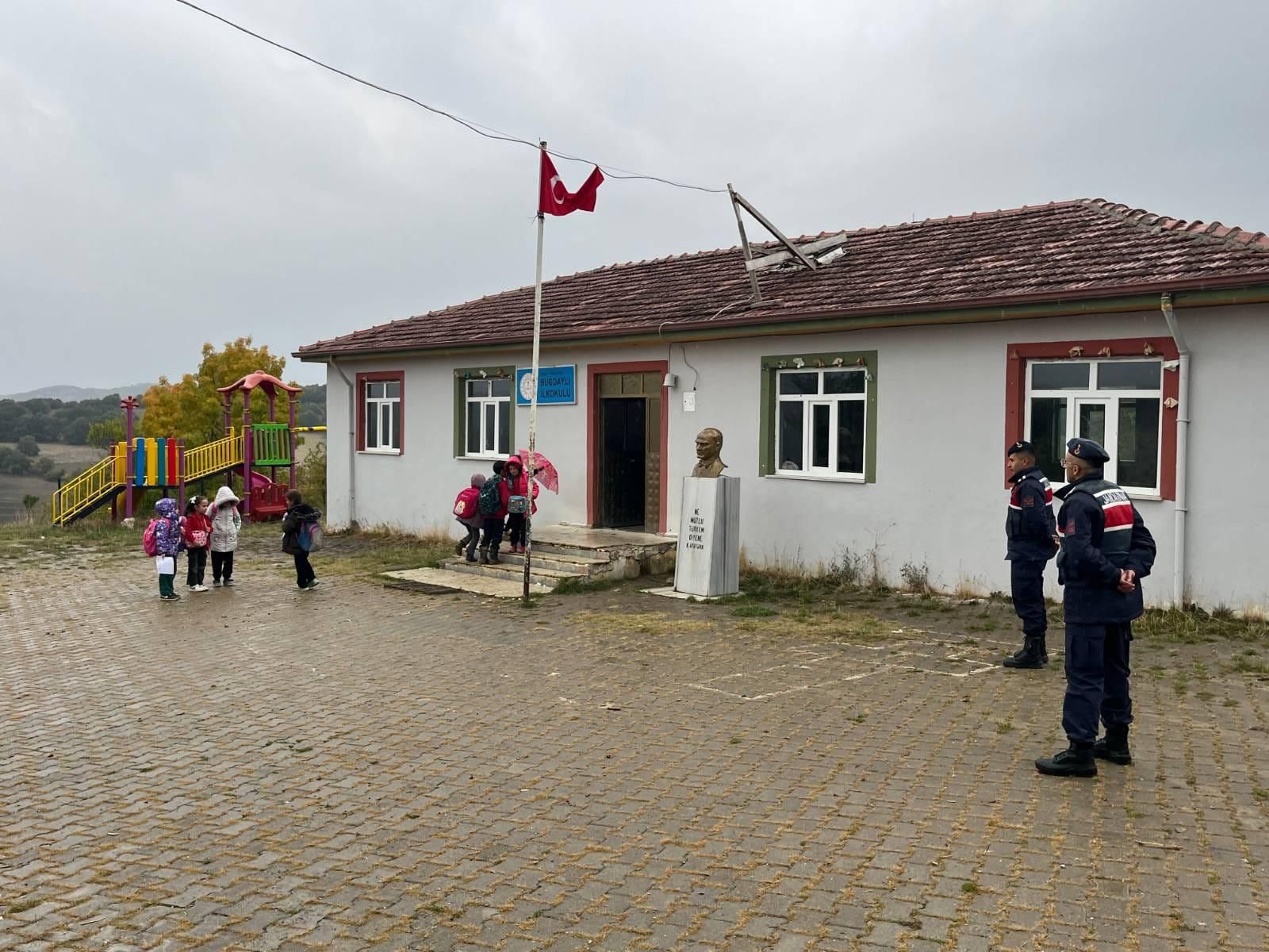 Tokat'ta Jandarmadan Okullarda Güvenlik Tedbiri! Devriyeler Ve Servis Denetimleri Artırıldı (11)