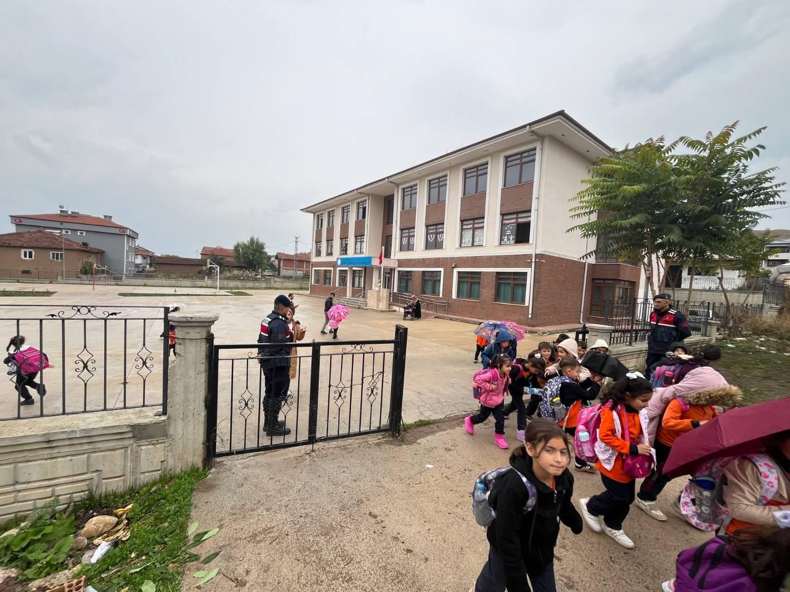 Tokat'ta Jandarmadan Okullarda Güvenlik Tedbiri! Devriyeler Ve Servis Denetimleri Artırıldı (12)