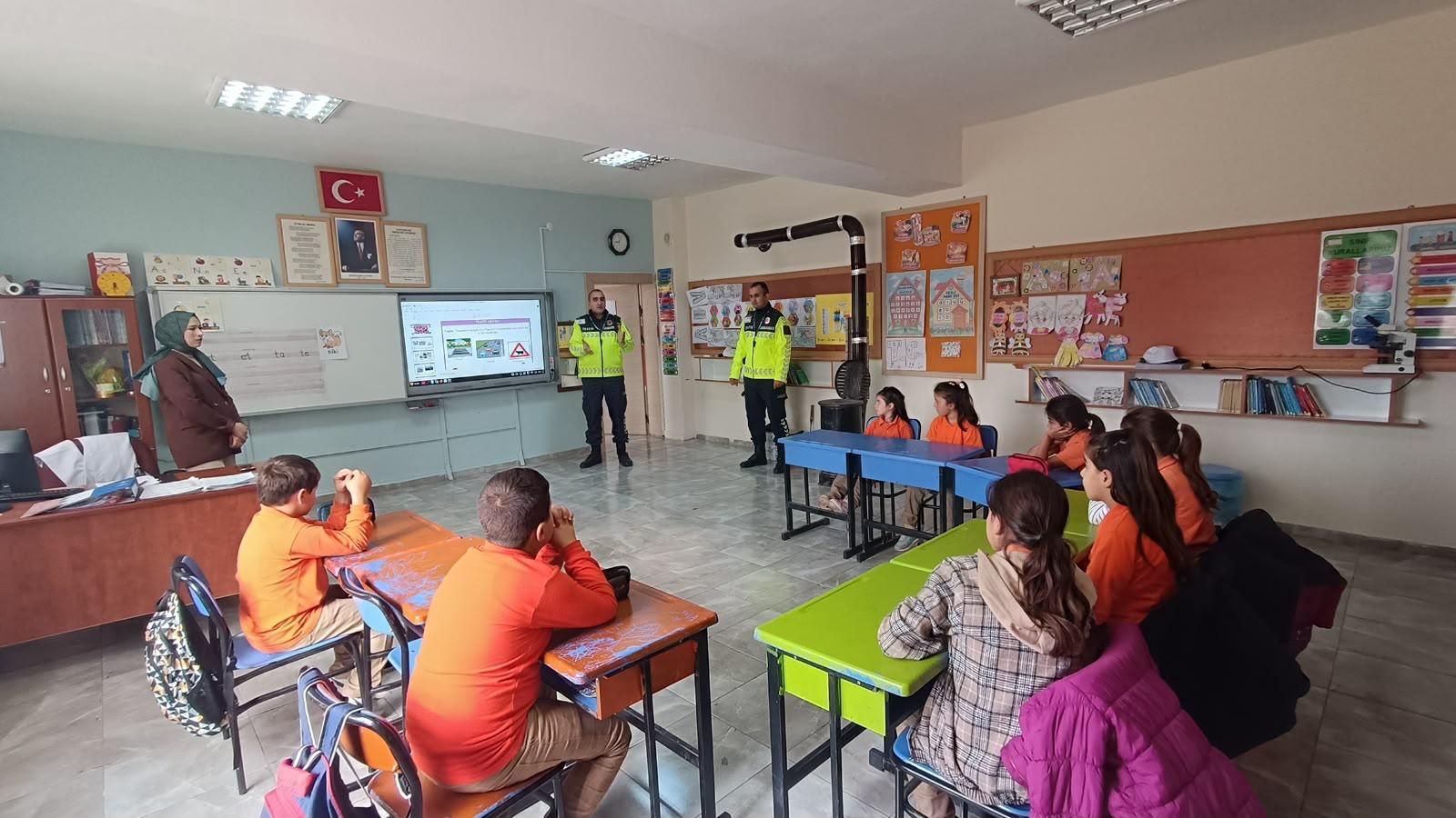 Tokat'ta Jandarmadan Okullarda Güvenlik Tedbiri! Devriyeler Ve Servis Denetimleri Artırıldı (3)