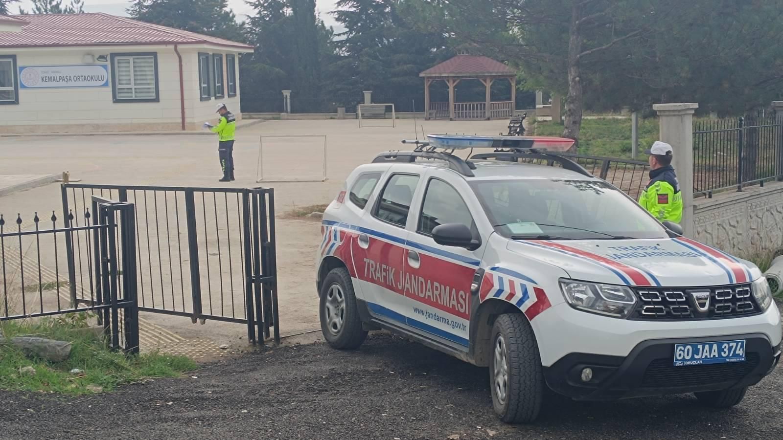 Tokat'ta Jandarmadan Okullarda Güvenlik Tedbiri! Devriyeler Ve Servis Denetimleri Artırıldı (5)