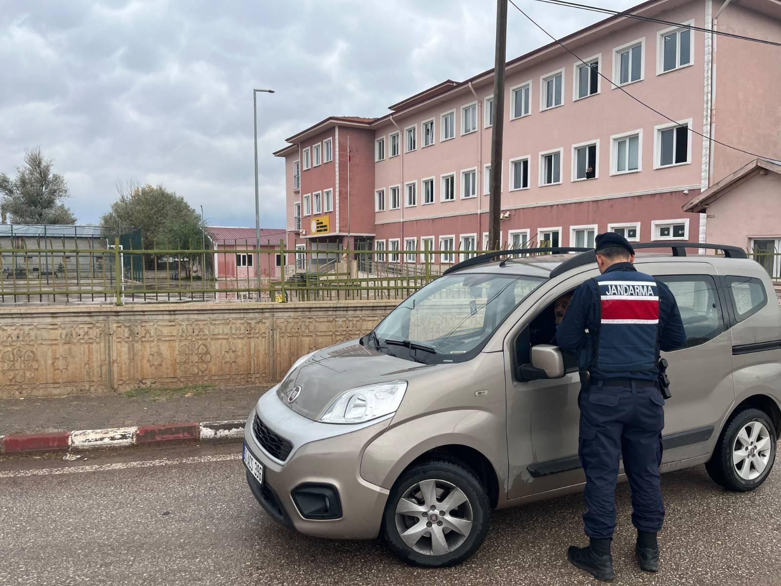 Tokat'ta Jandarmadan Okullarda Güvenlik Tedbiri! Devriyeler Ve Servis Denetimleri Artırıldı (8)